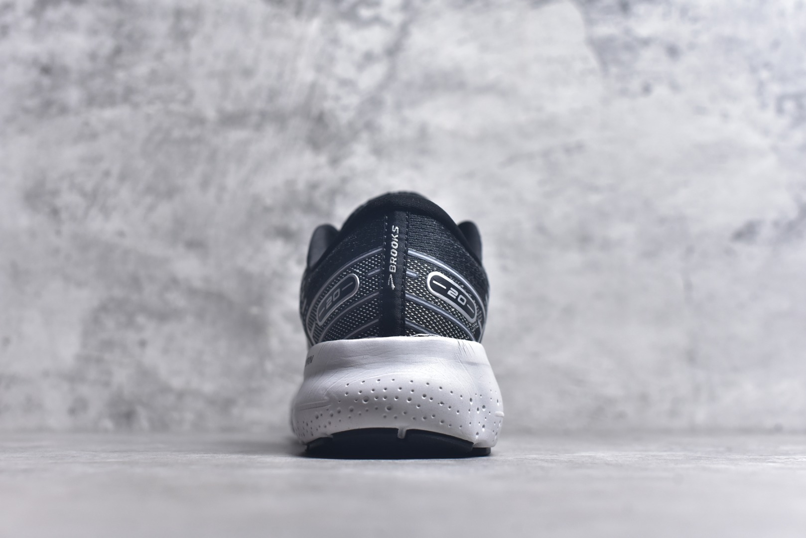 图片[5]-#Brooks布鲁克斯 Glycerin 2.0 系带防滑耐磨低帮长跑跑步鞋 Brooks 四大跑鞋之一 百年品牌 跑鞋从外形上基本就能判断这是一款速度跑鞋 简洁干练的外形结构和极强的运动流线型看着非常有速度感 上脚的第一感觉是非常轻 美码9码的鞋单只206g不到 从个人偏好来说 200g左右的竞速鞋最具安全感 鞋面采用单层网布 很薄 前掌使用了大量开放式网眼 排气直接快速 透气性上乘 鞋舌也是轻量化设计 仅为一层麂皮 和脚背完美贴合 鞋舌中央有个防偏穿孔 从实际穿着来看 通常鞋舌都是外偏 如果是防偏穿孔位于中心 防偏效果其实并不十分有效 如果采用趋外侧的偏心设计更有效 鞋帮泡棉填充量不大 但非常紧凑 贴合舒适 包裹稳固 内置硬质TPU保证必要的稳定性 跑鞋中底采用的是DNA FLASH科技材料 DNA FLASH中底科技 是Brooks第一款将氮气注入中底的创新科技 主要原理是借助“超临界流体”发泡技术 将液态氮稳定的转化为气态氮 并使其均匀地形成无数紧密贴合的密闭式气囊结构 尺码：36 36.5 37.5 38 38.5 39 40 40.5 41 42 42.5 43 44 44.5 45 46-选品中心