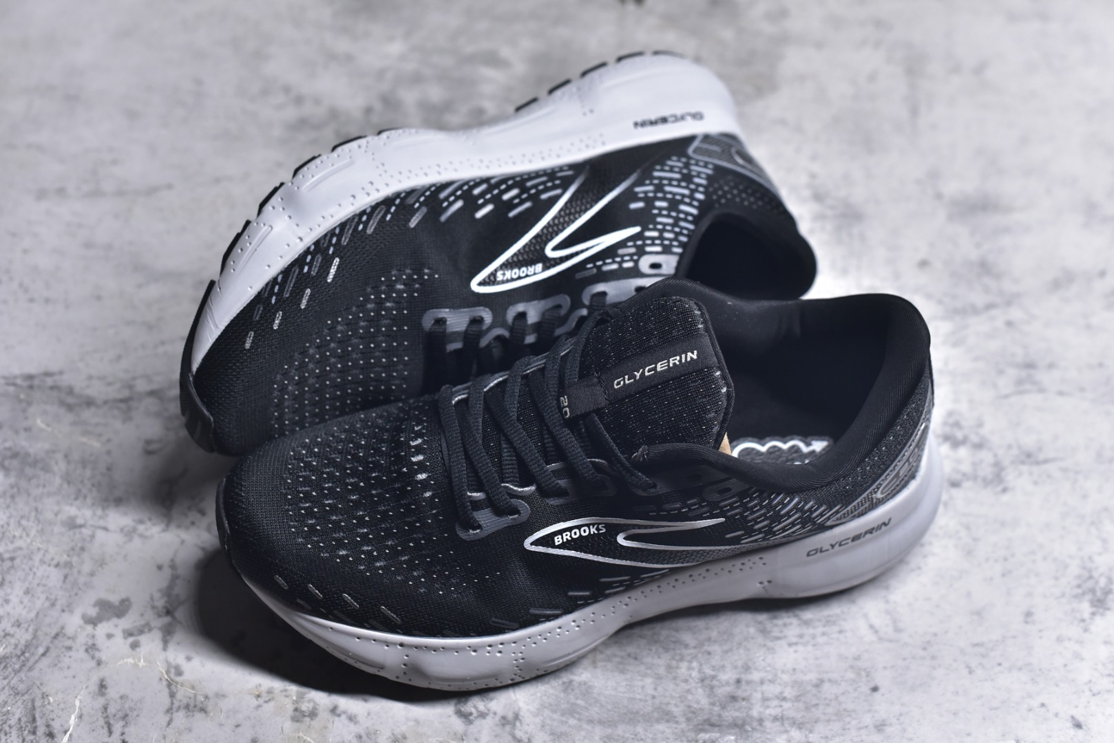 图片[7]-#Brooks布鲁克斯 Glycerin 2.0 系带防滑耐磨低帮长跑跑步鞋 Brooks 四大跑鞋之一 百年品牌 跑鞋从外形上基本就能判断这是一款速度跑鞋 简洁干练的外形结构和极强的运动流线型看着非常有速度感 上脚的第一感觉是非常轻 美码9码的鞋单只206g不到 从个人偏好来说 200g左右的竞速鞋最具安全感 鞋面采用单层网布 很薄 前掌使用了大量开放式网眼 排气直接快速 透气性上乘 鞋舌也是轻量化设计 仅为一层麂皮 和脚背完美贴合 鞋舌中央有个防偏穿孔 从实际穿着来看 通常鞋舌都是外偏 如果是防偏穿孔位于中心 防偏效果其实并不十分有效 如果采用趋外侧的偏心设计更有效 鞋帮泡棉填充量不大 但非常紧凑 贴合舒适 包裹稳固 内置硬质TPU保证必要的稳定性 跑鞋中底采用的是DNA FLASH科技材料 DNA FLASH中底科技 是Brooks第一款将氮气注入中底的创新科技 主要原理是借助“超临界流体”发泡技术 将液态氮稳定的转化为气态氮 并使其均匀地形成无数紧密贴合的密闭式气囊结构 尺码：36 36.5 37.5 38 38.5 39 40 40.5 41 42 42.5 43 44 44.5 45 46-选品中心
