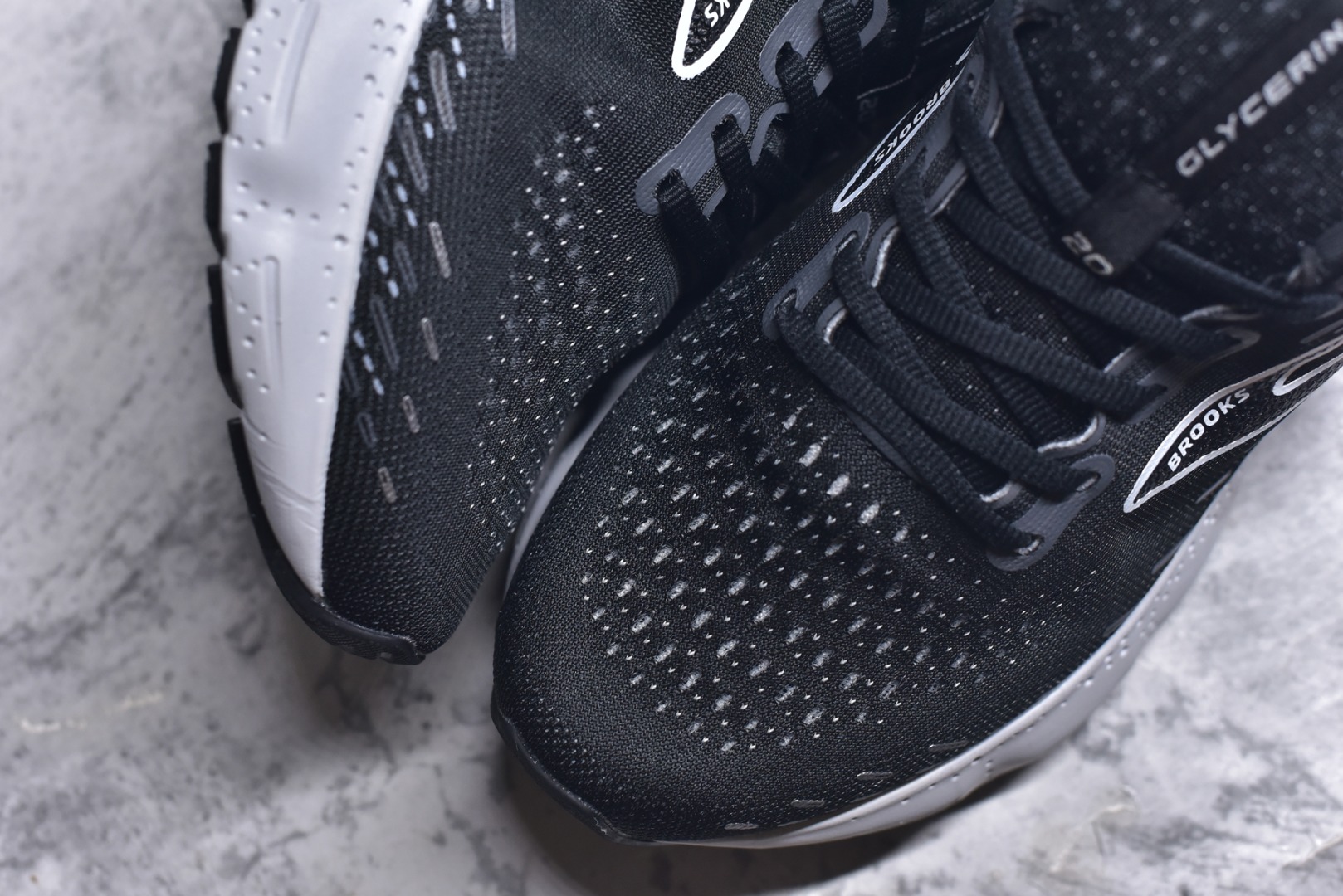 图片[8]-#Brooks布鲁克斯 Glycerin 2.0 系带防滑耐磨低帮长跑跑步鞋 Brooks 四大跑鞋之一 百年品牌 跑鞋从外形上基本就能判断这是一款速度跑鞋 简洁干练的外形结构和极强的运动流线型看着非常有速度感 上脚的第一感觉是非常轻 美码9码的鞋单只206g不到 从个人偏好来说 200g左右的竞速鞋最具安全感 鞋面采用单层网布 很薄 前掌使用了大量开放式网眼 排气直接快速 透气性上乘 鞋舌也是轻量化设计 仅为一层麂皮 和脚背完美贴合 鞋舌中央有个防偏穿孔 从实际穿着来看 通常鞋舌都是外偏 如果是防偏穿孔位于中心 防偏效果其实并不十分有效 如果采用趋外侧的偏心设计更有效 鞋帮泡棉填充量不大 但非常紧凑 贴合舒适 包裹稳固 内置硬质TPU保证必要的稳定性 跑鞋中底采用的是DNA FLASH科技材料 DNA FLASH中底科技 是Brooks第一款将氮气注入中底的创新科技 主要原理是借助“超临界流体”发泡技术 将液态氮稳定的转化为气态氮 并使其均匀地形成无数紧密贴合的密闭式气囊结构 尺码：36 36.5 37.5 38 38.5 39 40 40.5 41 42 42.5 43 44 44.5 45 46-选品中心