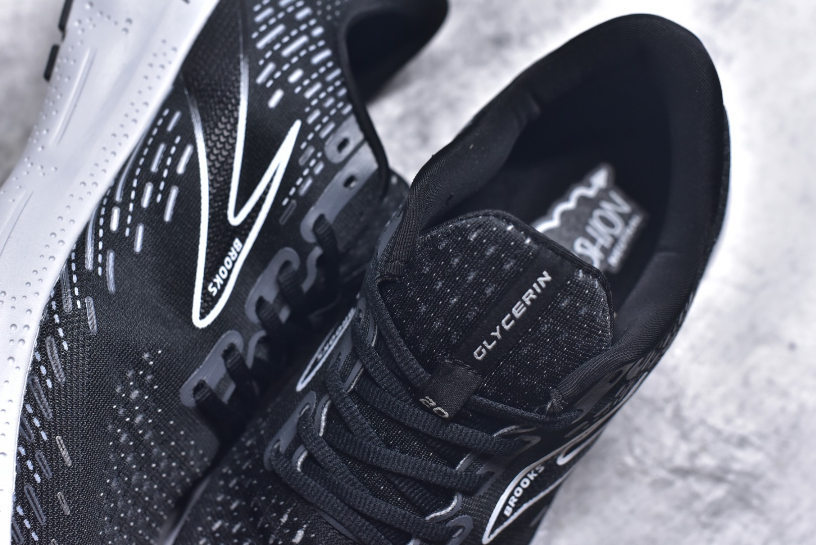 图片[9]-#Brooks布鲁克斯 Glycerin 2.0 系带防滑耐磨低帮长跑跑步鞋 Brooks 四大跑鞋之一 百年品牌 跑鞋从外形上基本就能判断这是一款速度跑鞋 简洁干练的外形结构和极强的运动流线型看着非常有速度感 上脚的第一感觉是非常轻 美码9码的鞋单只206g不到 从个人偏好来说 200g左右的竞速鞋最具安全感 鞋面采用单层网布 很薄 前掌使用了大量开放式网眼 排气直接快速 透气性上乘 鞋舌也是轻量化设计 仅为一层麂皮 和脚背完美贴合 鞋舌中央有个防偏穿孔 从实际穿着来看 通常鞋舌都是外偏 如果是防偏穿孔位于中心 防偏效果其实并不十分有效 如果采用趋外侧的偏心设计更有效 鞋帮泡棉填充量不大 但非常紧凑 贴合舒适 包裹稳固 内置硬质TPU保证必要的稳定性 跑鞋中底采用的是DNA FLASH科技材料 DNA FLASH中底科技 是Brooks第一款将氮气注入中底的创新科技 主要原理是借助“超临界流体”发泡技术 将液态氮稳定的转化为气态氮 并使其均匀地形成无数紧密贴合的密闭式气囊结构 尺码：36 36.5 37.5 38 38.5 39 40 40.5 41 42 42.5 43 44 44.5 45 46-选品中心
