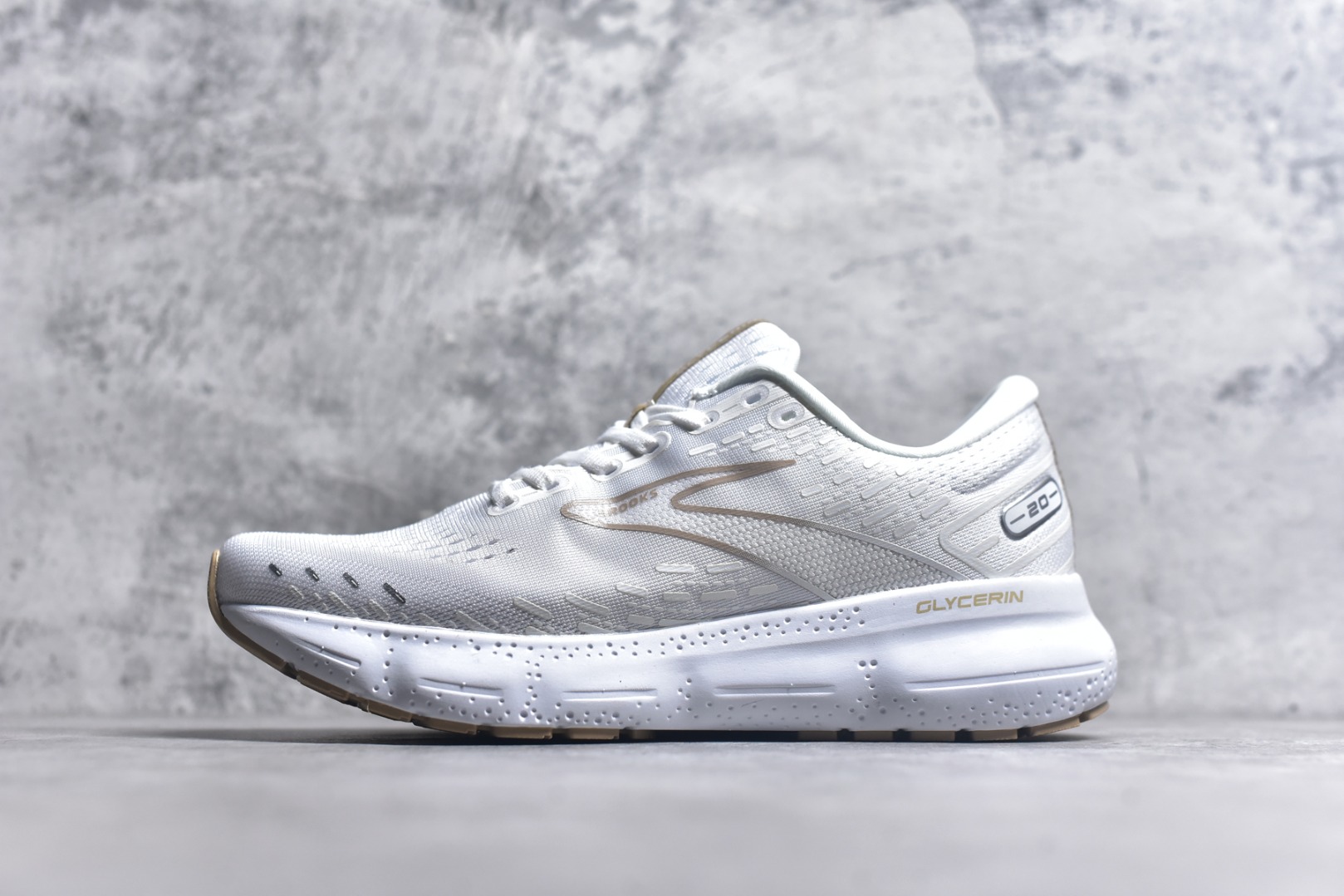 #Brooks布鲁克斯 Glycerin 2.0 系带防滑耐磨低帮长跑跑步鞋 Brooks 四大跑鞋之一 百年品牌 跑鞋从外形上基本就能判断这是一款速度跑鞋 简洁干练的外形结构和极强的运动流线型看着非常有速度感 上脚的第一感觉是非常轻 美码9码的鞋单只206g不到 从个人偏好来说 200g左右的竞速鞋最具安全感 鞋面采用单层网布 很薄 前掌使用了大量开放式网眼 排气直接快速 透气性上乘 鞋舌也是轻量化设计 仅为一层麂皮 和脚背完美贴合 鞋舌中央有个防偏穿孔 从实际穿着来看 通常鞋舌都是外偏 如果是防偏穿孔位于中心 防偏效果其实并不十分有效 如果采用趋外侧的偏心设计更有效 鞋帮泡棉填充量不大 但非常紧凑 贴合舒适 包裹稳固 内置硬质TPU保证必要的稳定性 跑鞋中底采用的是DNA FLASH科技材料 DNA FLASH中底科技 是Brooks第一款将氮气注入中底的创新科技 主要原理是借助“超临界流体”发泡技术 将液态氮稳定的转化为气态氮 并使其均匀地形成无数紧密贴合的密闭式气囊结构 尺码：36 36.5 37.5 38 38.5 39 40 40.5 41 42 42.5 43 44 44.5 45 46-选品中心