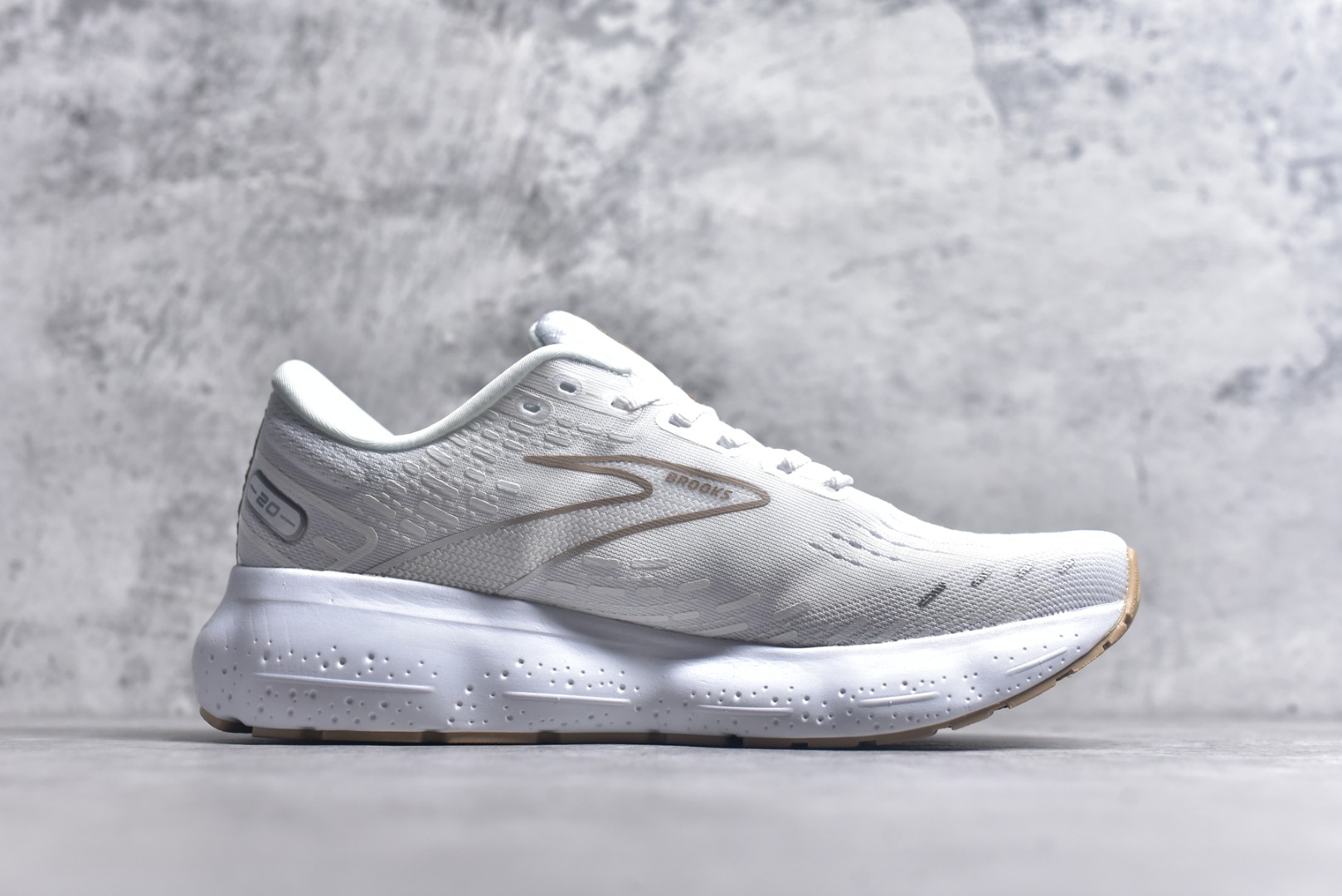 图片[3]-#Brooks布鲁克斯 Glycerin 2.0 系带防滑耐磨低帮长跑跑步鞋 Brooks 四大跑鞋之一 百年品牌 跑鞋从外形上基本就能判断这是一款速度跑鞋 简洁干练的外形结构和极强的运动流线型看着非常有速度感 上脚的第一感觉是非常轻 美码9码的鞋单只206g不到 从个人偏好来说 200g左右的竞速鞋最具安全感 鞋面采用单层网布 很薄 前掌使用了大量开放式网眼 排气直接快速 透气性上乘 鞋舌也是轻量化设计 仅为一层麂皮 和脚背完美贴合 鞋舌中央有个防偏穿孔 从实际穿着来看 通常鞋舌都是外偏 如果是防偏穿孔位于中心 防偏效果其实并不十分有效 如果采用趋外侧的偏心设计更有效 鞋帮泡棉填充量不大 但非常紧凑 贴合舒适 包裹稳固 内置硬质TPU保证必要的稳定性 跑鞋中底采用的是DNA FLASH科技材料 DNA FLASH中底科技 是Brooks第一款将氮气注入中底的创新科技 主要原理是借助“超临界流体”发泡技术 将液态氮稳定的转化为气态氮 并使其均匀地形成无数紧密贴合的密闭式气囊结构 尺码：36 36.5 37.5 38 38.5 39 40 40.5 41 42 42.5 43 44 44.5 45 46-选品中心