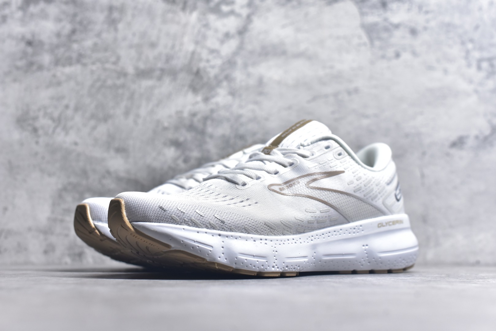 图片[2]-#Brooks布鲁克斯 Glycerin 2.0 系带防滑耐磨低帮长跑跑步鞋 Brooks 四大跑鞋之一 百年品牌 跑鞋从外形上基本就能判断这是一款速度跑鞋 简洁干练的外形结构和极强的运动流线型看着非常有速度感 上脚的第一感觉是非常轻 美码9码的鞋单只206g不到 从个人偏好来说 200g左右的竞速鞋最具安全感 鞋面采用单层网布 很薄 前掌使用了大量开放式网眼 排气直接快速 透气性上乘 鞋舌也是轻量化设计 仅为一层麂皮 和脚背完美贴合 鞋舌中央有个防偏穿孔 从实际穿着来看 通常鞋舌都是外偏 如果是防偏穿孔位于中心 防偏效果其实并不十分有效 如果采用趋外侧的偏心设计更有效 鞋帮泡棉填充量不大 但非常紧凑 贴合舒适 包裹稳固 内置硬质TPU保证必要的稳定性 跑鞋中底采用的是DNA FLASH科技材料 DNA FLASH中底科技 是Brooks第一款将氮气注入中底的创新科技 主要原理是借助“超临界流体”发泡技术 将液态氮稳定的转化为气态氮 并使其均匀地形成无数紧密贴合的密闭式气囊结构 尺码：36 36.5 37.5 38 38.5 39 40 40.5 41 42 42.5 43 44 44.5 45 46-选品中心