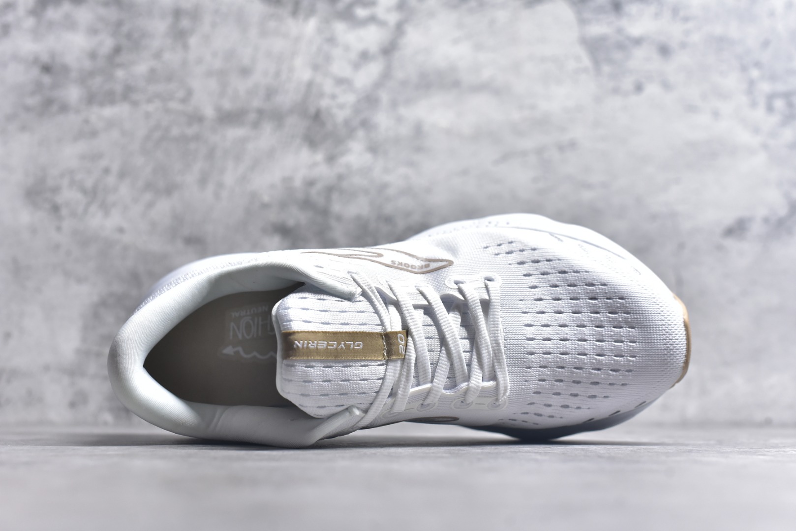 图片[4]-#Brooks布鲁克斯 Glycerin 2.0 系带防滑耐磨低帮长跑跑步鞋 Brooks 四大跑鞋之一 百年品牌 跑鞋从外形上基本就能判断这是一款速度跑鞋 简洁干练的外形结构和极强的运动流线型看着非常有速度感 上脚的第一感觉是非常轻 美码9码的鞋单只206g不到 从个人偏好来说 200g左右的竞速鞋最具安全感 鞋面采用单层网布 很薄 前掌使用了大量开放式网眼 排气直接快速 透气性上乘 鞋舌也是轻量化设计 仅为一层麂皮 和脚背完美贴合 鞋舌中央有个防偏穿孔 从实际穿着来看 通常鞋舌都是外偏 如果是防偏穿孔位于中心 防偏效果其实并不十分有效 如果采用趋外侧的偏心设计更有效 鞋帮泡棉填充量不大 但非常紧凑 贴合舒适 包裹稳固 内置硬质TPU保证必要的稳定性 跑鞋中底采用的是DNA FLASH科技材料 DNA FLASH中底科技 是Brooks第一款将氮气注入中底的创新科技 主要原理是借助“超临界流体”发泡技术 将液态氮稳定的转化为气态氮 并使其均匀地形成无数紧密贴合的密闭式气囊结构 尺码：36 36.5 37.5 38 38.5 39 40 40.5 41 42 42.5 43 44 44.5 45 46-选品中心