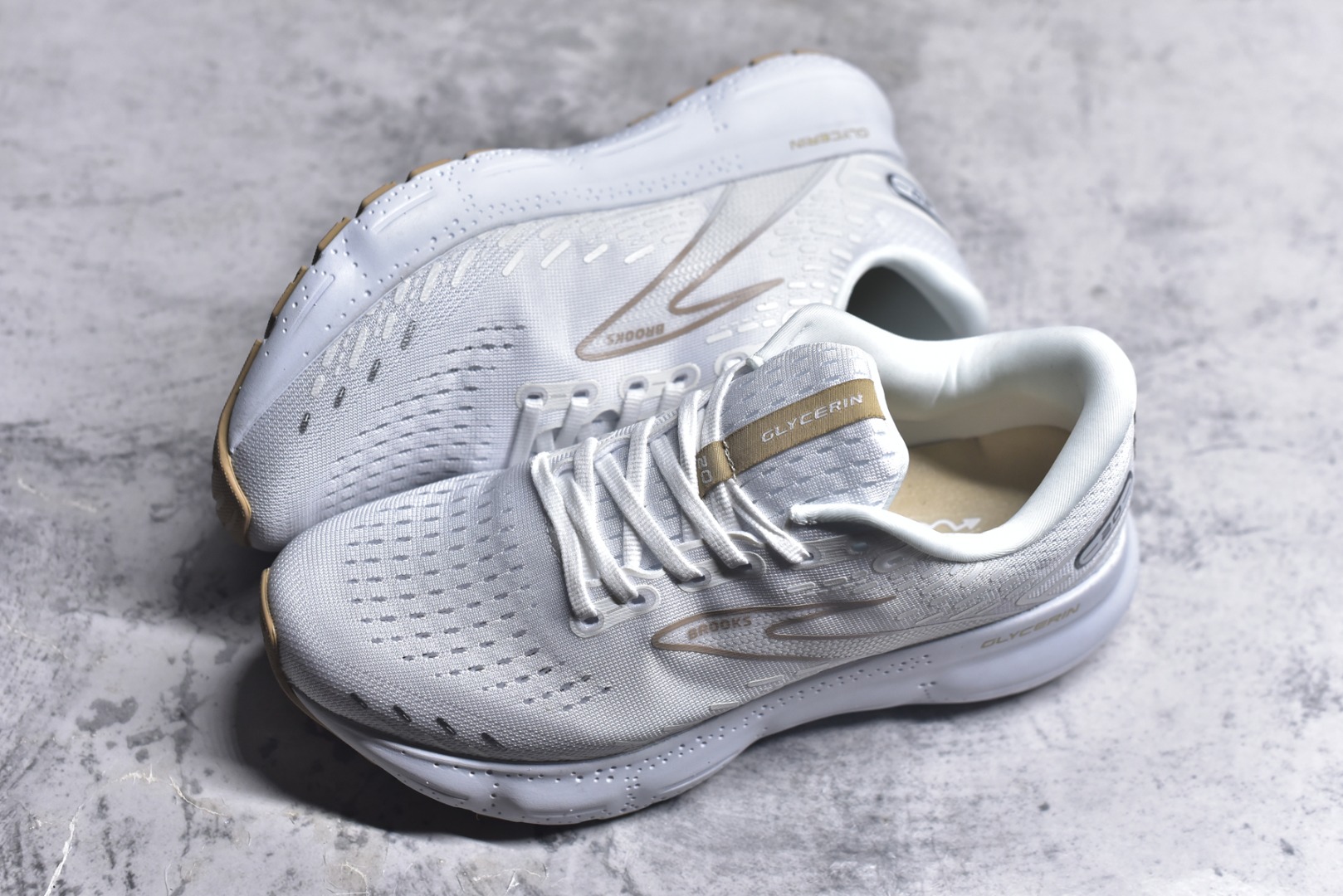 图片[7]-#Brooks布鲁克斯 Glycerin 2.0 系带防滑耐磨低帮长跑跑步鞋 Brooks 四大跑鞋之一 百年品牌 跑鞋从外形上基本就能判断这是一款速度跑鞋 简洁干练的外形结构和极强的运动流线型看着非常有速度感 上脚的第一感觉是非常轻 美码9码的鞋单只206g不到 从个人偏好来说 200g左右的竞速鞋最具安全感 鞋面采用单层网布 很薄 前掌使用了大量开放式网眼 排气直接快速 透气性上乘 鞋舌也是轻量化设计 仅为一层麂皮 和脚背完美贴合 鞋舌中央有个防偏穿孔 从实际穿着来看 通常鞋舌都是外偏 如果是防偏穿孔位于中心 防偏效果其实并不十分有效 如果采用趋外侧的偏心设计更有效 鞋帮泡棉填充量不大 但非常紧凑 贴合舒适 包裹稳固 内置硬质TPU保证必要的稳定性 跑鞋中底采用的是DNA FLASH科技材料 DNA FLASH中底科技 是Brooks第一款将氮气注入中底的创新科技 主要原理是借助“超临界流体”发泡技术 将液态氮稳定的转化为气态氮 并使其均匀地形成无数紧密贴合的密闭式气囊结构 尺码：36 36.5 37.5 38 38.5 39 40 40.5 41 42 42.5 43 44 44.5 45 46-选品中心