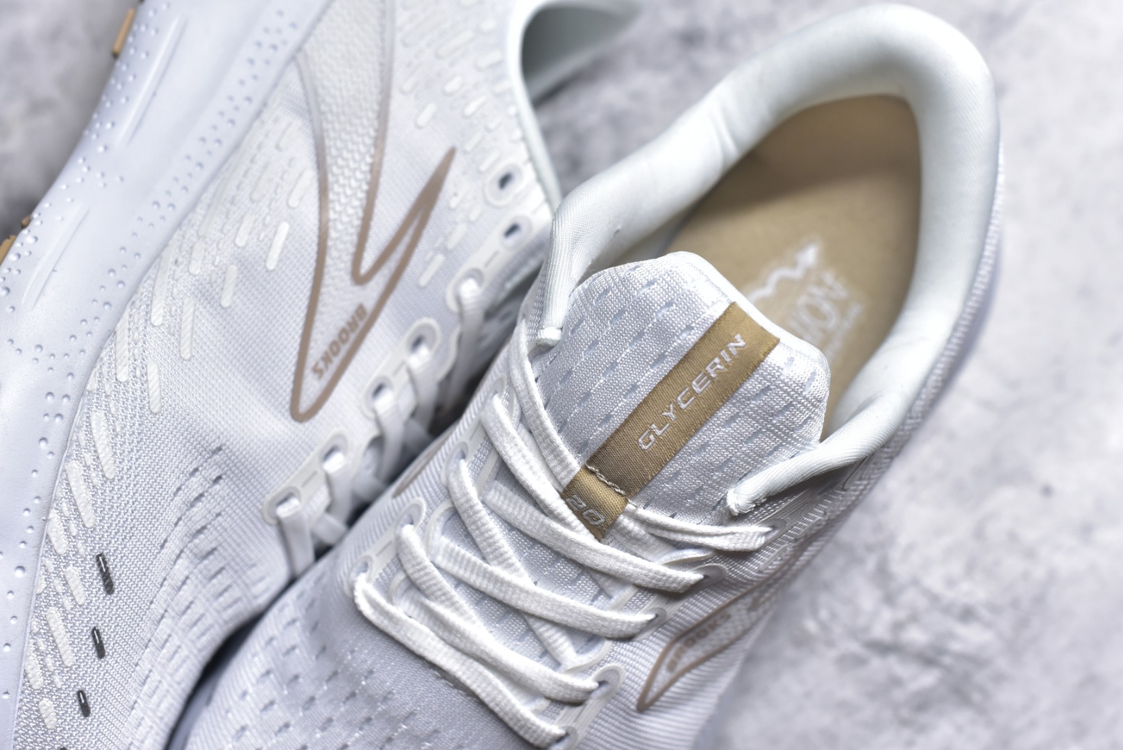 图片[9]-#Brooks布鲁克斯 Glycerin 2.0 系带防滑耐磨低帮长跑跑步鞋 Brooks 四大跑鞋之一 百年品牌 跑鞋从外形上基本就能判断这是一款速度跑鞋 简洁干练的外形结构和极强的运动流线型看着非常有速度感 上脚的第一感觉是非常轻 美码9码的鞋单只206g不到 从个人偏好来说 200g左右的竞速鞋最具安全感 鞋面采用单层网布 很薄 前掌使用了大量开放式网眼 排气直接快速 透气性上乘 鞋舌也是轻量化设计 仅为一层麂皮 和脚背完美贴合 鞋舌中央有个防偏穿孔 从实际穿着来看 通常鞋舌都是外偏 如果是防偏穿孔位于中心 防偏效果其实并不十分有效 如果采用趋外侧的偏心设计更有效 鞋帮泡棉填充量不大 但非常紧凑 贴合舒适 包裹稳固 内置硬质TPU保证必要的稳定性 跑鞋中底采用的是DNA FLASH科技材料 DNA FLASH中底科技 是Brooks第一款将氮气注入中底的创新科技 主要原理是借助“超临界流体”发泡技术 将液态氮稳定的转化为气态氮 并使其均匀地形成无数紧密贴合的密闭式气囊结构 尺码：36 36.5 37.5 38 38.5 39 40 40.5 41 42 42.5 43 44 44.5 45 46-选品中心