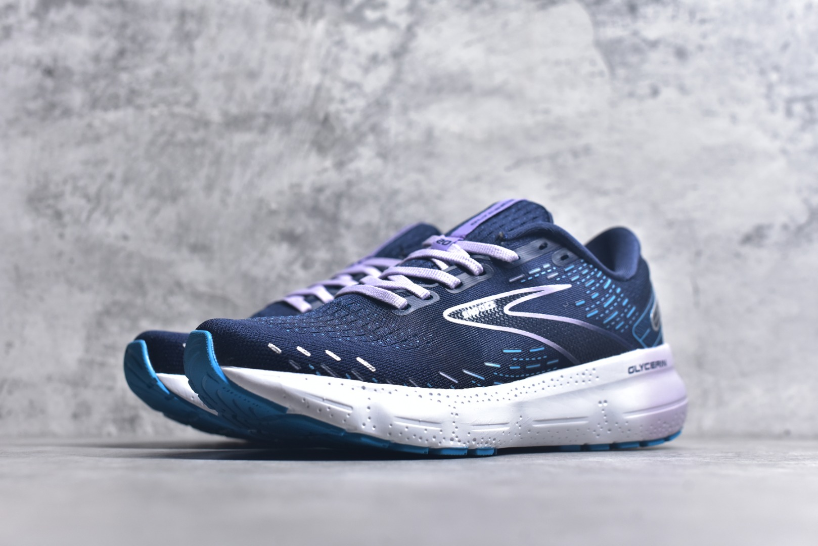 图片[2]-#Brooks布鲁克斯 Glycerin 2.0 系带防滑耐磨低帮长跑跑步鞋 Brooks 四大跑鞋之一 百年品牌 跑鞋从外形上基本就能判断这是一款速度跑鞋 简洁干练的外形结构和极强的运动流线型看着非常有速度感 上脚的第一感觉是非常轻 美码9码的鞋单只206g不到 从个人偏好来说 200g左右的竞速鞋最具安全感 鞋面采用单层网布 很薄 前掌使用了大量开放式网眼 排气直接快速 透气性上乘 鞋舌也是轻量化设计 仅为一层麂皮 和脚背完美贴合 鞋舌中央有个防偏穿孔 从实际穿着来看 通常鞋舌都是外偏 如果是防偏穿孔位于中心 防偏效果其实并不十分有效 如果采用趋外侧的偏心设计更有效 鞋帮泡棉填充量不大 但非常紧凑 贴合舒适 包裹稳固 内置硬质TPU保证必要的稳定性 跑鞋中底采用的是DNA FLASH科技材料 DNA FLASH中底科技 是Brooks第一款将氮气注入中底的创新科技 主要原理是借助“超临界流体”发泡技术 将液态氮稳定的转化为气态氮 并使其均匀地形成无数紧密贴合的密闭式气囊结构 尺码：36 36.5 37.5 38 38.5 39 40 40.5 41 42 42.5 43 44 44.5 45 46-选品中心
