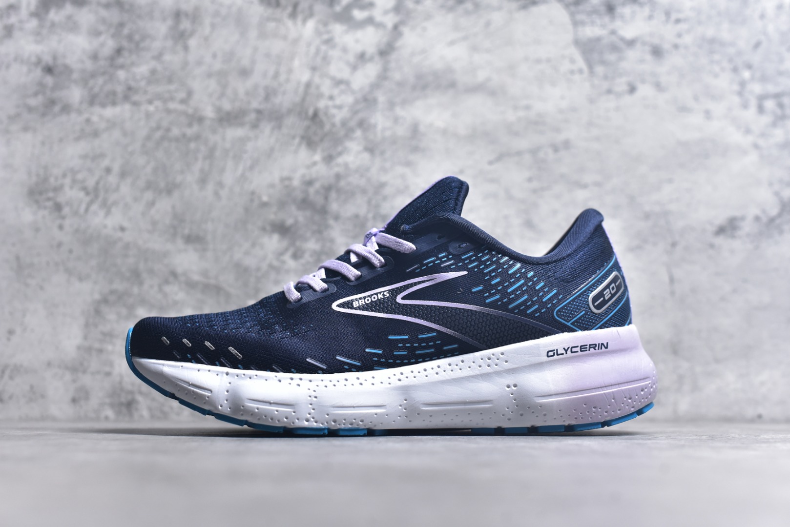 #Brooks布鲁克斯 Glycerin 2.0 系带防滑耐磨低帮长跑跑步鞋 Brooks 四大跑鞋之一 百年品牌 跑鞋从外形上基本就能判断这是一款速度跑鞋 简洁干练的外形结构和极强的运动流线型看着非常有速度感 上脚的第一感觉是非常轻 美码9码的鞋单只206g不到 从个人偏好来说 200g左右的竞速鞋最具安全感 鞋面采用单层网布 很薄 前掌使用了大量开放式网眼 排气直接快速 透气性上乘 鞋舌也是轻量化设计 仅为一层麂皮 和脚背完美贴合 鞋舌中央有个防偏穿孔 从实际穿着来看 通常鞋舌都是外偏 如果是防偏穿孔位于中心 防偏效果其实并不十分有效 如果采用趋外侧的偏心设计更有效 鞋帮泡棉填充量不大 但非常紧凑 贴合舒适 包裹稳固 内置硬质TPU保证必要的稳定性 跑鞋中底采用的是DNA FLASH科技材料 DNA FLASH中底科技 是Brooks第一款将氮气注入中底的创新科技 主要原理是借助“超临界流体”发泡技术 将液态氮稳定的转化为气态氮 并使其均匀地形成无数紧密贴合的密闭式气囊结构 尺码：36 36.5 37.5 38 38.5 39 40 40.5 41 42 42.5 43 44 44.5 45 46-选品中心