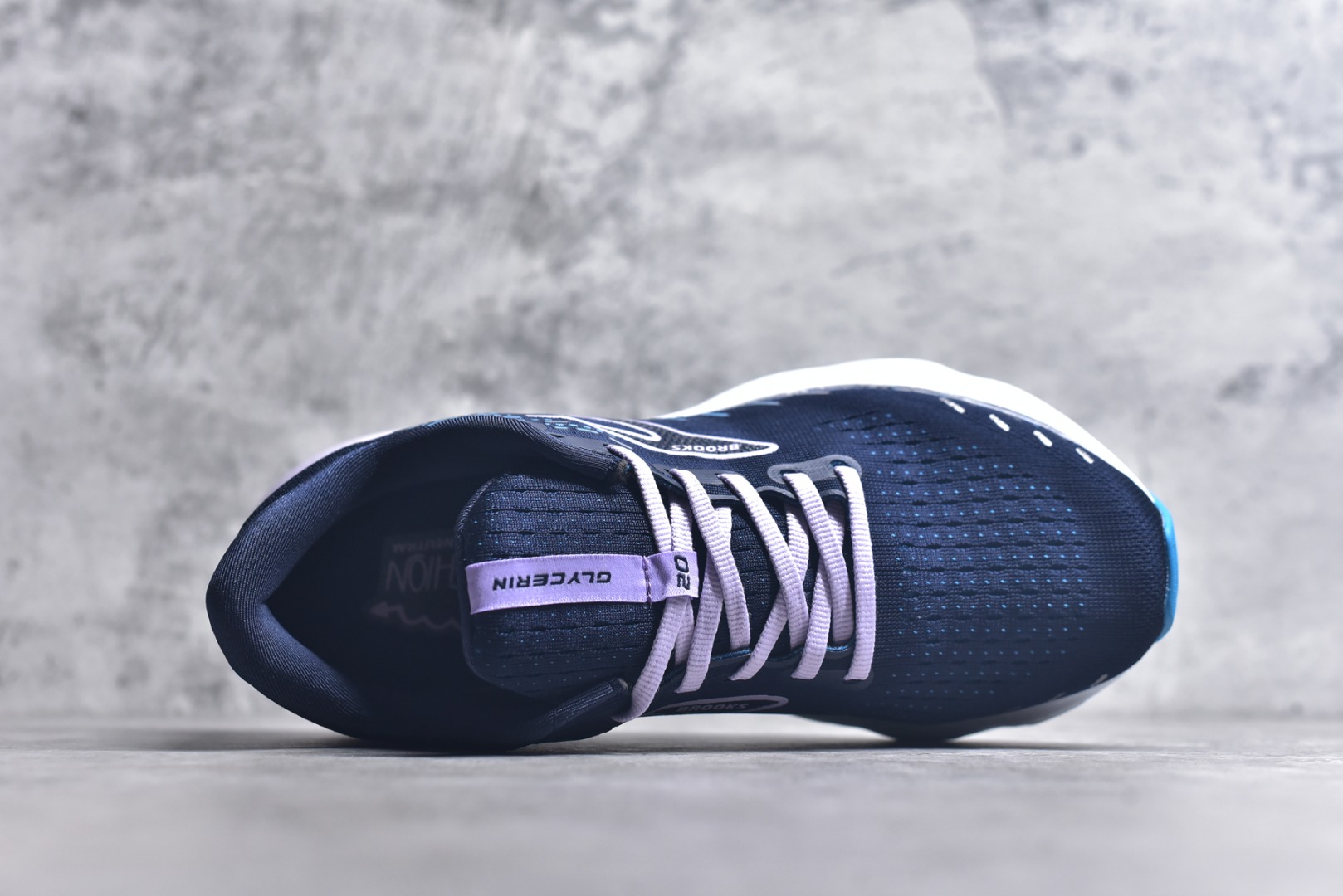 图片[4]-#Brooks布鲁克斯 Glycerin 2.0 系带防滑耐磨低帮长跑跑步鞋 Brooks 四大跑鞋之一 百年品牌 跑鞋从外形上基本就能判断这是一款速度跑鞋 简洁干练的外形结构和极强的运动流线型看着非常有速度感 上脚的第一感觉是非常轻 美码9码的鞋单只206g不到 从个人偏好来说 200g左右的竞速鞋最具安全感 鞋面采用单层网布 很薄 前掌使用了大量开放式网眼 排气直接快速 透气性上乘 鞋舌也是轻量化设计 仅为一层麂皮 和脚背完美贴合 鞋舌中央有个防偏穿孔 从实际穿着来看 通常鞋舌都是外偏 如果是防偏穿孔位于中心 防偏效果其实并不十分有效 如果采用趋外侧的偏心设计更有效 鞋帮泡棉填充量不大 但非常紧凑 贴合舒适 包裹稳固 内置硬质TPU保证必要的稳定性 跑鞋中底采用的是DNA FLASH科技材料 DNA FLASH中底科技 是Brooks第一款将氮气注入中底的创新科技 主要原理是借助“超临界流体”发泡技术 将液态氮稳定的转化为气态氮 并使其均匀地形成无数紧密贴合的密闭式气囊结构 尺码：36 36.5 37.5 38 38.5 39 40 40.5 41 42 42.5 43 44 44.5 45 46-选品中心