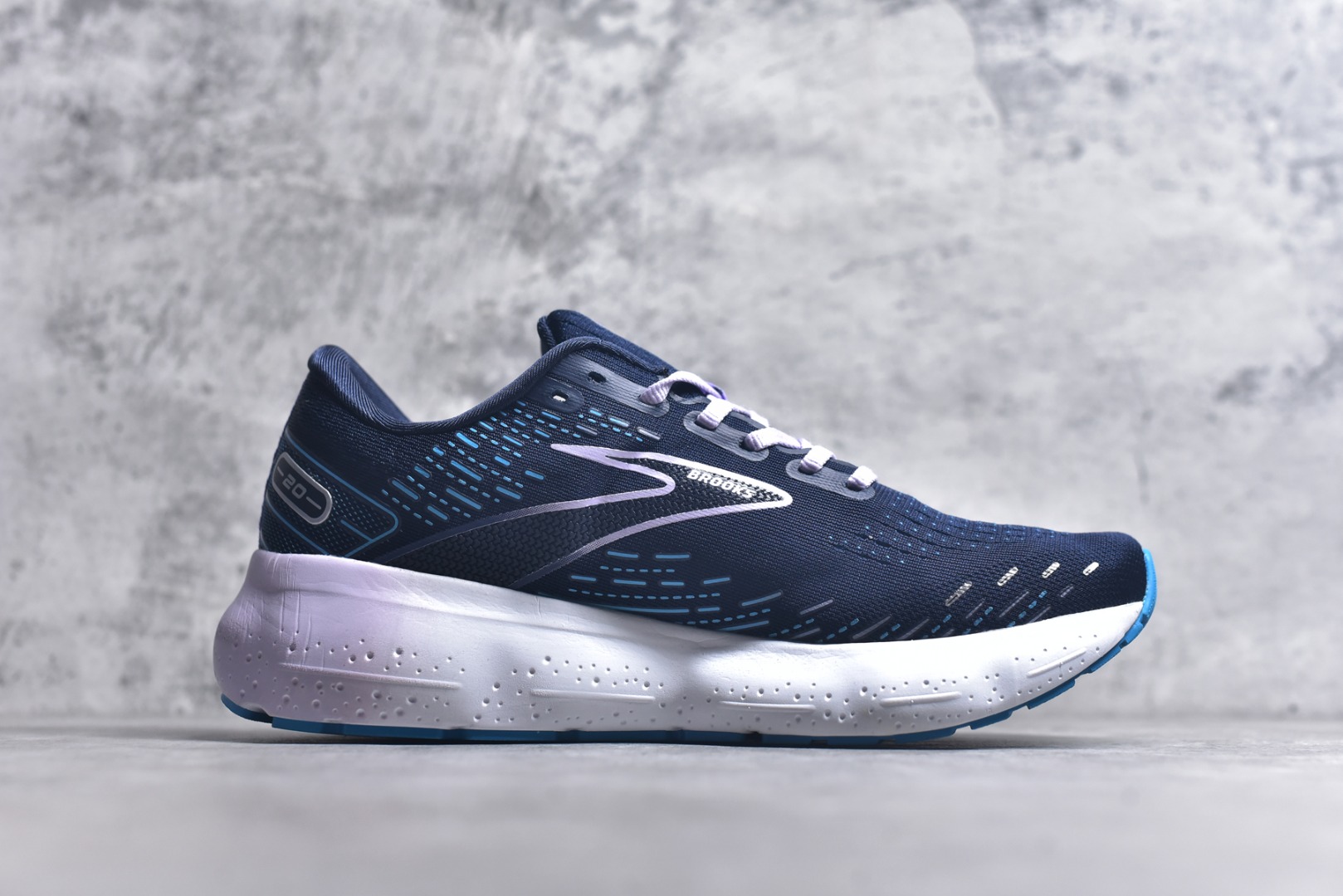 图片[3]-#Brooks布鲁克斯 Glycerin 2.0 系带防滑耐磨低帮长跑跑步鞋 Brooks 四大跑鞋之一 百年品牌 跑鞋从外形上基本就能判断这是一款速度跑鞋 简洁干练的外形结构和极强的运动流线型看着非常有速度感 上脚的第一感觉是非常轻 美码9码的鞋单只206g不到 从个人偏好来说 200g左右的竞速鞋最具安全感 鞋面采用单层网布 很薄 前掌使用了大量开放式网眼 排气直接快速 透气性上乘 鞋舌也是轻量化设计 仅为一层麂皮 和脚背完美贴合 鞋舌中央有个防偏穿孔 从实际穿着来看 通常鞋舌都是外偏 如果是防偏穿孔位于中心 防偏效果其实并不十分有效 如果采用趋外侧的偏心设计更有效 鞋帮泡棉填充量不大 但非常紧凑 贴合舒适 包裹稳固 内置硬质TPU保证必要的稳定性 跑鞋中底采用的是DNA FLASH科技材料 DNA FLASH中底科技 是Brooks第一款将氮气注入中底的创新科技 主要原理是借助“超临界流体”发泡技术 将液态氮稳定的转化为气态氮 并使其均匀地形成无数紧密贴合的密闭式气囊结构 尺码：36 36.5 37.5 38 38.5 39 40 40.5 41 42 42.5 43 44 44.5 45 46-选品中心