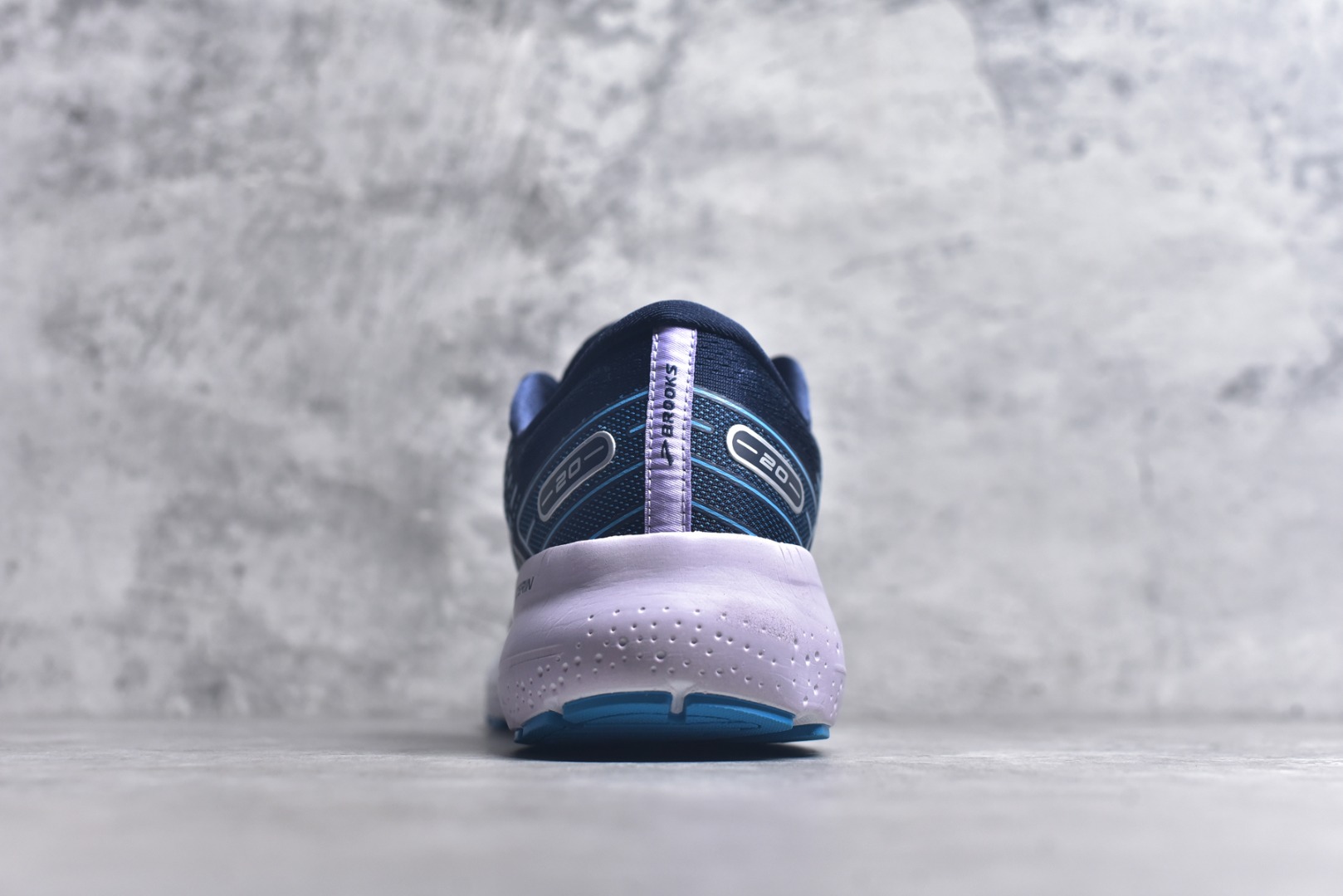 图片[5]-#Brooks布鲁克斯 Glycerin 2.0 系带防滑耐磨低帮长跑跑步鞋 Brooks 四大跑鞋之一 百年品牌 跑鞋从外形上基本就能判断这是一款速度跑鞋 简洁干练的外形结构和极强的运动流线型看着非常有速度感 上脚的第一感觉是非常轻 美码9码的鞋单只206g不到 从个人偏好来说 200g左右的竞速鞋最具安全感 鞋面采用单层网布 很薄 前掌使用了大量开放式网眼 排气直接快速 透气性上乘 鞋舌也是轻量化设计 仅为一层麂皮 和脚背完美贴合 鞋舌中央有个防偏穿孔 从实际穿着来看 通常鞋舌都是外偏 如果是防偏穿孔位于中心 防偏效果其实并不十分有效 如果采用趋外侧的偏心设计更有效 鞋帮泡棉填充量不大 但非常紧凑 贴合舒适 包裹稳固 内置硬质TPU保证必要的稳定性 跑鞋中底采用的是DNA FLASH科技材料 DNA FLASH中底科技 是Brooks第一款将氮气注入中底的创新科技 主要原理是借助“超临界流体”发泡技术 将液态氮稳定的转化为气态氮 并使其均匀地形成无数紧密贴合的密闭式气囊结构 尺码：36 36.5 37.5 38 38.5 39 40 40.5 41 42 42.5 43 44 44.5 45 46-选品中心