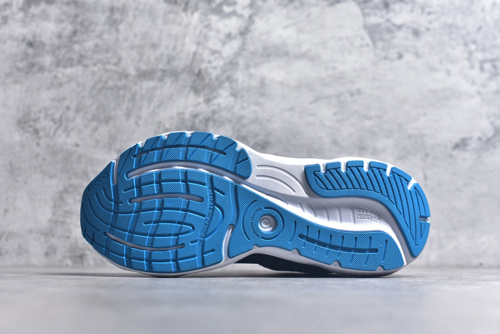 图片[6]-#Brooks布鲁克斯 Glycerin 2.0 系带防滑耐磨低帮长跑跑步鞋 Brooks 四大跑鞋之一 百年品牌 跑鞋从外形上基本就能判断这是一款速度跑鞋 简洁干练的外形结构和极强的运动流线型看着非常有速度感 上脚的第一感觉是非常轻 美码9码的鞋单只206g不到 从个人偏好来说 200g左右的竞速鞋最具安全感 鞋面采用单层网布 很薄 前掌使用了大量开放式网眼 排气直接快速 透气性上乘 鞋舌也是轻量化设计 仅为一层麂皮 和脚背完美贴合 鞋舌中央有个防偏穿孔 从实际穿着来看 通常鞋舌都是外偏 如果是防偏穿孔位于中心 防偏效果其实并不十分有效 如果采用趋外侧的偏心设计更有效 鞋帮泡棉填充量不大 但非常紧凑 贴合舒适 包裹稳固 内置硬质TPU保证必要的稳定性 跑鞋中底采用的是DNA FLASH科技材料 DNA FLASH中底科技 是Brooks第一款将氮气注入中底的创新科技 主要原理是借助“超临界流体”发泡技术 将液态氮稳定的转化为气态氮 并使其均匀地形成无数紧密贴合的密闭式气囊结构 尺码：36 36.5 37.5 38 38.5 39 40 40.5 41 42 42.5 43 44 44.5 45 46-选品中心