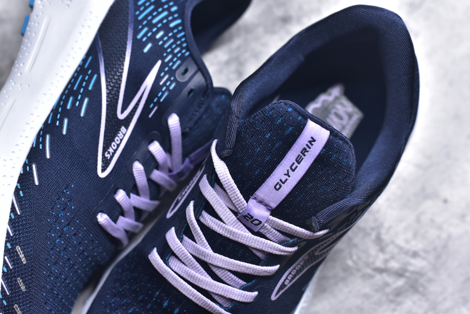 图片[9]-#Brooks布鲁克斯 Glycerin 2.0 系带防滑耐磨低帮长跑跑步鞋 Brooks 四大跑鞋之一 百年品牌 跑鞋从外形上基本就能判断这是一款速度跑鞋 简洁干练的外形结构和极强的运动流线型看着非常有速度感 上脚的第一感觉是非常轻 美码9码的鞋单只206g不到 从个人偏好来说 200g左右的竞速鞋最具安全感 鞋面采用单层网布 很薄 前掌使用了大量开放式网眼 排气直接快速 透气性上乘 鞋舌也是轻量化设计 仅为一层麂皮 和脚背完美贴合 鞋舌中央有个防偏穿孔 从实际穿着来看 通常鞋舌都是外偏 如果是防偏穿孔位于中心 防偏效果其实并不十分有效 如果采用趋外侧的偏心设计更有效 鞋帮泡棉填充量不大 但非常紧凑 贴合舒适 包裹稳固 内置硬质TPU保证必要的稳定性 跑鞋中底采用的是DNA FLASH科技材料 DNA FLASH中底科技 是Brooks第一款将氮气注入中底的创新科技 主要原理是借助“超临界流体”发泡技术 将液态氮稳定的转化为气态氮 并使其均匀地形成无数紧密贴合的密闭式气囊结构 尺码：36 36.5 37.5 38 38.5 39 40 40.5 41 42 42.5 43 44 44.5 45 46-选品中心