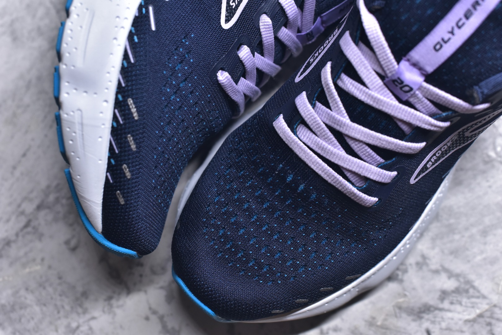 图片[8]-#Brooks布鲁克斯 Glycerin 2.0 系带防滑耐磨低帮长跑跑步鞋 Brooks 四大跑鞋之一 百年品牌 跑鞋从外形上基本就能判断这是一款速度跑鞋 简洁干练的外形结构和极强的运动流线型看着非常有速度感 上脚的第一感觉是非常轻 美码9码的鞋单只206g不到 从个人偏好来说 200g左右的竞速鞋最具安全感 鞋面采用单层网布 很薄 前掌使用了大量开放式网眼 排气直接快速 透气性上乘 鞋舌也是轻量化设计 仅为一层麂皮 和脚背完美贴合 鞋舌中央有个防偏穿孔 从实际穿着来看 通常鞋舌都是外偏 如果是防偏穿孔位于中心 防偏效果其实并不十分有效 如果采用趋外侧的偏心设计更有效 鞋帮泡棉填充量不大 但非常紧凑 贴合舒适 包裹稳固 内置硬质TPU保证必要的稳定性 跑鞋中底采用的是DNA FLASH科技材料 DNA FLASH中底科技 是Brooks第一款将氮气注入中底的创新科技 主要原理是借助“超临界流体”发泡技术 将液态氮稳定的转化为气态氮 并使其均匀地形成无数紧密贴合的密闭式气囊结构 尺码：36 36.5 37.5 38 38.5 39 40 40.5 41 42 42.5 43 44 44.5 45 46-选品中心