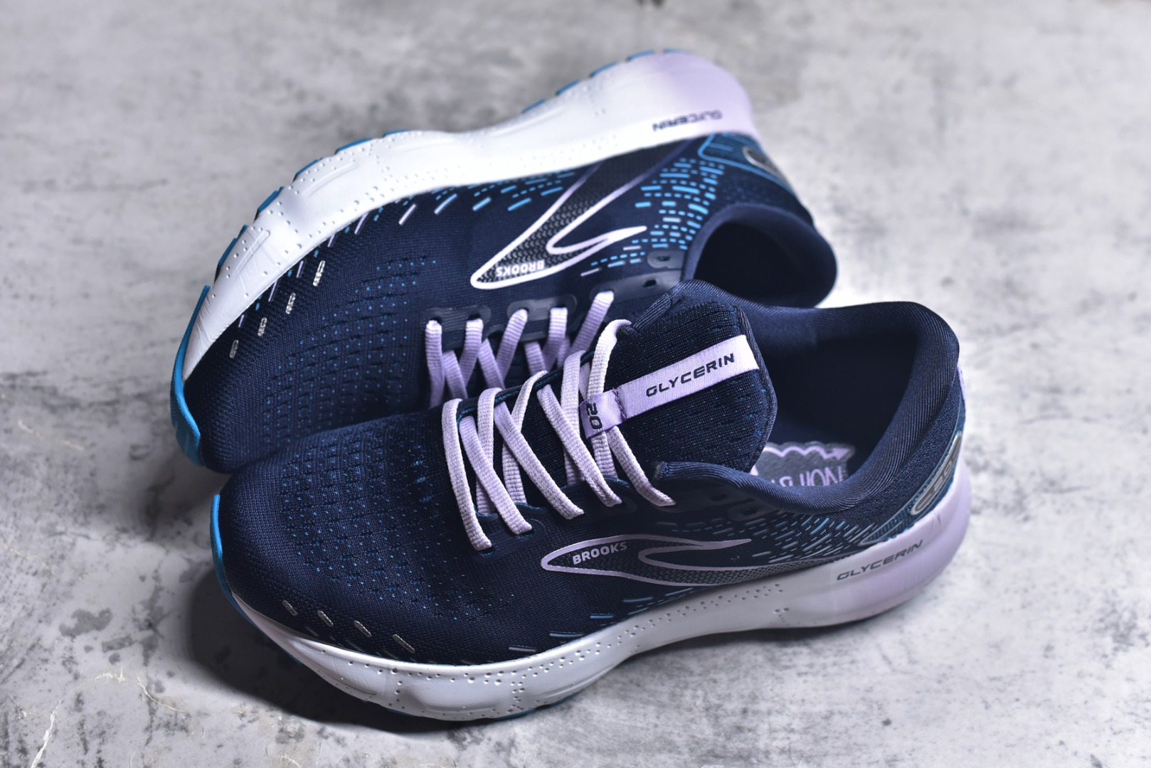 图片[7]-#Brooks布鲁克斯 Glycerin 2.0 系带防滑耐磨低帮长跑跑步鞋 Brooks 四大跑鞋之一 百年品牌 跑鞋从外形上基本就能判断这是一款速度跑鞋 简洁干练的外形结构和极强的运动流线型看着非常有速度感 上脚的第一感觉是非常轻 美码9码的鞋单只206g不到 从个人偏好来说 200g左右的竞速鞋最具安全感 鞋面采用单层网布 很薄 前掌使用了大量开放式网眼 排气直接快速 透气性上乘 鞋舌也是轻量化设计 仅为一层麂皮 和脚背完美贴合 鞋舌中央有个防偏穿孔 从实际穿着来看 通常鞋舌都是外偏 如果是防偏穿孔位于中心 防偏效果其实并不十分有效 如果采用趋外侧的偏心设计更有效 鞋帮泡棉填充量不大 但非常紧凑 贴合舒适 包裹稳固 内置硬质TPU保证必要的稳定性 跑鞋中底采用的是DNA FLASH科技材料 DNA FLASH中底科技 是Brooks第一款将氮气注入中底的创新科技 主要原理是借助“超临界流体”发泡技术 将液态氮稳定的转化为气态氮 并使其均匀地形成无数紧密贴合的密闭式气囊结构 尺码：36 36.5 37.5 38 38.5 39 40 40.5 41 42 42.5 43 44 44.5 45 46-选品中心