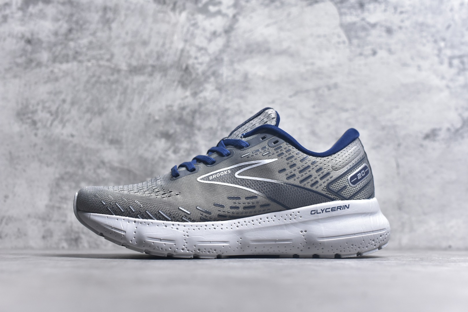 #Brooks布鲁克斯 Glycerin 2.0 系带防滑耐磨低帮长跑跑步鞋 Brooks 四大跑鞋之一 百年品牌 跑鞋从外形上基本就能判断这是一款速度跑鞋 简洁干练的外形结构和极强的运动流线型看着非常有速度感 上脚的第一感觉是非常轻 美码9码的鞋单只206g不到 从个人偏好来说 200g左右的竞速鞋最具安全感 鞋面采用单层网布 很薄 前掌使用了大量开放式网眼 排气直接快速 透气性上乘 鞋舌也是轻量化设计 仅为一层麂皮 和脚背完美贴合 鞋舌中央有个防偏穿孔 从实际穿着来看 通常鞋舌都是外偏 如果是防偏穿孔位于中心 防偏效果其实并不十分有效 如果采用趋外侧的偏心设计更有效 鞋帮泡棉填充量不大 但非常紧凑 贴合舒适 包裹稳固 内置硬质TPU保证必要的稳定性 跑鞋中底采用的是DNA FLASH科技材料 DNA FLASH中底科技 是Brooks第一款将氮气注入中底的创新科技 主要原理是借助“超临界流体”发泡技术 将液态氮稳定的转化为气态氮 并使其均匀地形成无数紧密贴合的密闭式气囊结构 尺码：36 36.5 37.5 38 38.5 39 40 40.5 41 42 42.5 43 44 44.5 45 46-选品中心