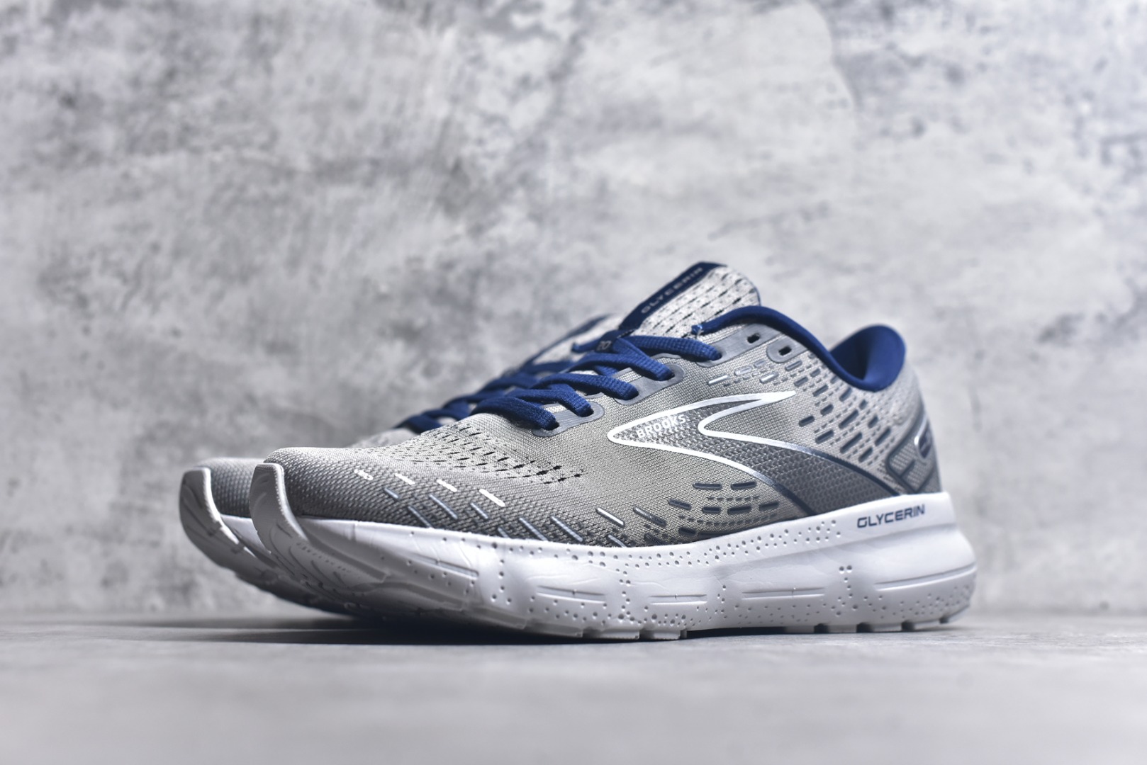 图片[2]-#Brooks布鲁克斯 Glycerin 2.0 系带防滑耐磨低帮长跑跑步鞋 Brooks 四大跑鞋之一 百年品牌 跑鞋从外形上基本就能判断这是一款速度跑鞋 简洁干练的外形结构和极强的运动流线型看着非常有速度感 上脚的第一感觉是非常轻 美码9码的鞋单只206g不到 从个人偏好来说 200g左右的竞速鞋最具安全感 鞋面采用单层网布 很薄 前掌使用了大量开放式网眼 排气直接快速 透气性上乘 鞋舌也是轻量化设计 仅为一层麂皮 和脚背完美贴合 鞋舌中央有个防偏穿孔 从实际穿着来看 通常鞋舌都是外偏 如果是防偏穿孔位于中心 防偏效果其实并不十分有效 如果采用趋外侧的偏心设计更有效 鞋帮泡棉填充量不大 但非常紧凑 贴合舒适 包裹稳固 内置硬质TPU保证必要的稳定性 跑鞋中底采用的是DNA FLASH科技材料 DNA FLASH中底科技 是Brooks第一款将氮气注入中底的创新科技 主要原理是借助“超临界流体”发泡技术 将液态氮稳定的转化为气态氮 并使其均匀地形成无数紧密贴合的密闭式气囊结构 尺码：36 36.5 37.5 38 38.5 39 40 40.5 41 42 42.5 43 44 44.5 45 46-选品中心