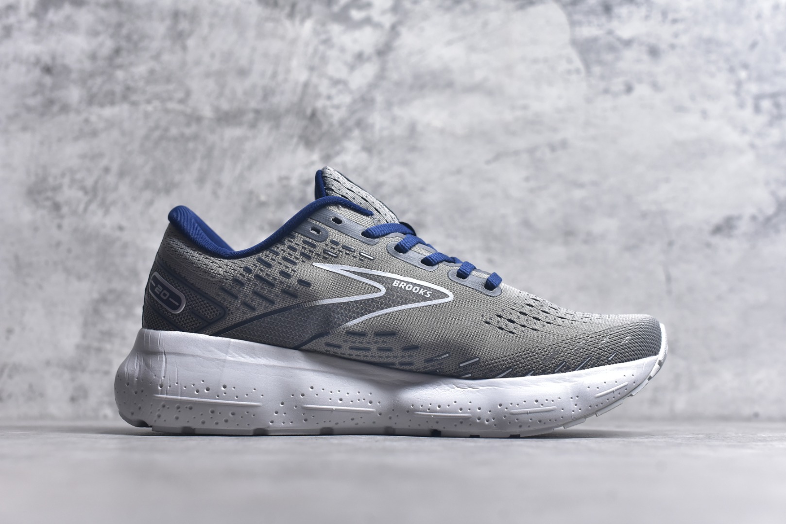图片[3]-#Brooks布鲁克斯 Glycerin 2.0 系带防滑耐磨低帮长跑跑步鞋 Brooks 四大跑鞋之一 百年品牌 跑鞋从外形上基本就能判断这是一款速度跑鞋 简洁干练的外形结构和极强的运动流线型看着非常有速度感 上脚的第一感觉是非常轻 美码9码的鞋单只206g不到 从个人偏好来说 200g左右的竞速鞋最具安全感 鞋面采用单层网布 很薄 前掌使用了大量开放式网眼 排气直接快速 透气性上乘 鞋舌也是轻量化设计 仅为一层麂皮 和脚背完美贴合 鞋舌中央有个防偏穿孔 从实际穿着来看 通常鞋舌都是外偏 如果是防偏穿孔位于中心 防偏效果其实并不十分有效 如果采用趋外侧的偏心设计更有效 鞋帮泡棉填充量不大 但非常紧凑 贴合舒适 包裹稳固 内置硬质TPU保证必要的稳定性 跑鞋中底采用的是DNA FLASH科技材料 DNA FLASH中底科技 是Brooks第一款将氮气注入中底的创新科技 主要原理是借助“超临界流体”发泡技术 将液态氮稳定的转化为气态氮 并使其均匀地形成无数紧密贴合的密闭式气囊结构 尺码：36 36.5 37.5 38 38.5 39 40 40.5 41 42 42.5 43 44 44.5 45 46-选品中心