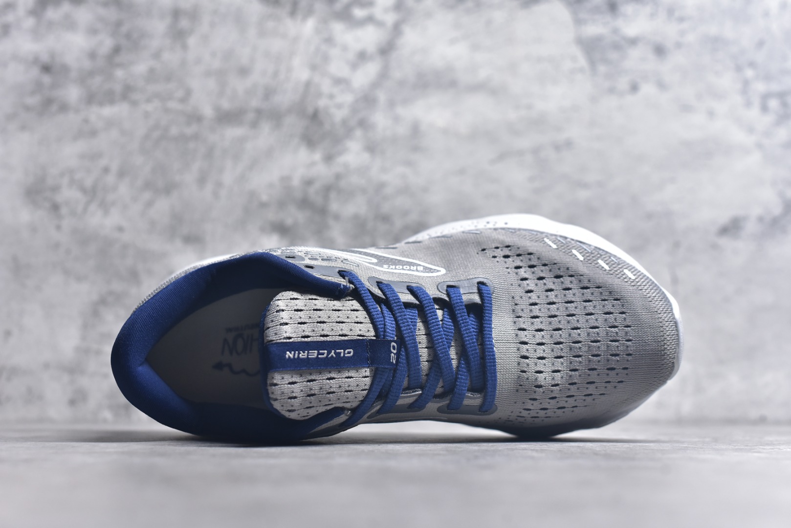 图片[4]-#Brooks布鲁克斯 Glycerin 2.0 系带防滑耐磨低帮长跑跑步鞋 Brooks 四大跑鞋之一 百年品牌 跑鞋从外形上基本就能判断这是一款速度跑鞋 简洁干练的外形结构和极强的运动流线型看着非常有速度感 上脚的第一感觉是非常轻 美码9码的鞋单只206g不到 从个人偏好来说 200g左右的竞速鞋最具安全感 鞋面采用单层网布 很薄 前掌使用了大量开放式网眼 排气直接快速 透气性上乘 鞋舌也是轻量化设计 仅为一层麂皮 和脚背完美贴合 鞋舌中央有个防偏穿孔 从实际穿着来看 通常鞋舌都是外偏 如果是防偏穿孔位于中心 防偏效果其实并不十分有效 如果采用趋外侧的偏心设计更有效 鞋帮泡棉填充量不大 但非常紧凑 贴合舒适 包裹稳固 内置硬质TPU保证必要的稳定性 跑鞋中底采用的是DNA FLASH科技材料 DNA FLASH中底科技 是Brooks第一款将氮气注入中底的创新科技 主要原理是借助“超临界流体”发泡技术 将液态氮稳定的转化为气态氮 并使其均匀地形成无数紧密贴合的密闭式气囊结构 尺码：36 36.5 37.5 38 38.5 39 40 40.5 41 42 42.5 43 44 44.5 45 46-选品中心