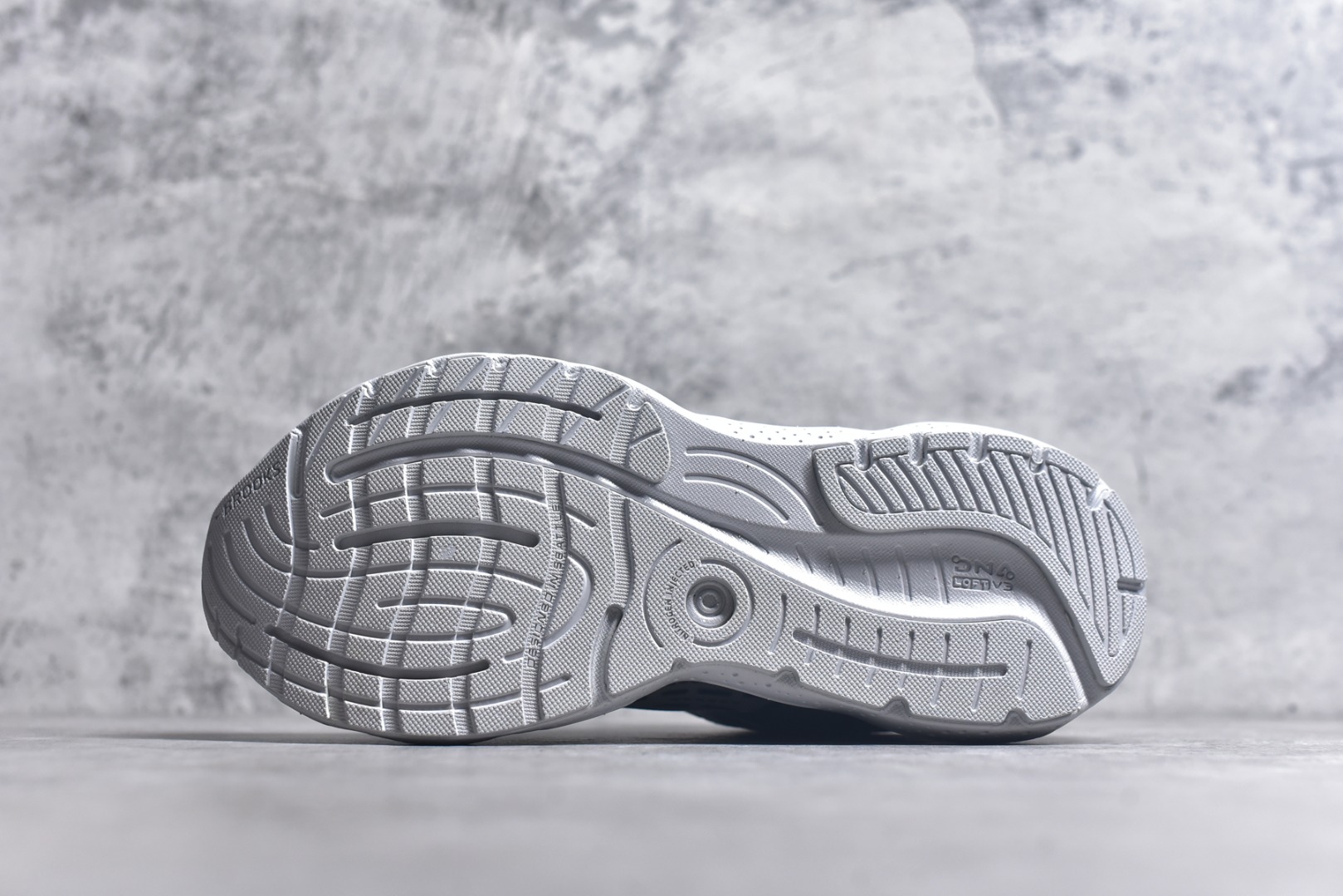 图片[6]-#Brooks布鲁克斯 Glycerin 2.0 系带防滑耐磨低帮长跑跑步鞋 Brooks 四大跑鞋之一 百年品牌 跑鞋从外形上基本就能判断这是一款速度跑鞋 简洁干练的外形结构和极强的运动流线型看着非常有速度感 上脚的第一感觉是非常轻 美码9码的鞋单只206g不到 从个人偏好来说 200g左右的竞速鞋最具安全感 鞋面采用单层网布 很薄 前掌使用了大量开放式网眼 排气直接快速 透气性上乘 鞋舌也是轻量化设计 仅为一层麂皮 和脚背完美贴合 鞋舌中央有个防偏穿孔 从实际穿着来看 通常鞋舌都是外偏 如果是防偏穿孔位于中心 防偏效果其实并不十分有效 如果采用趋外侧的偏心设计更有效 鞋帮泡棉填充量不大 但非常紧凑 贴合舒适 包裹稳固 内置硬质TPU保证必要的稳定性 跑鞋中底采用的是DNA FLASH科技材料 DNA FLASH中底科技 是Brooks第一款将氮气注入中底的创新科技 主要原理是借助“超临界流体”发泡技术 将液态氮稳定的转化为气态氮 并使其均匀地形成无数紧密贴合的密闭式气囊结构 尺码：36 36.5 37.5 38 38.5 39 40 40.5 41 42 42.5 43 44 44.5 45 46-选品中心