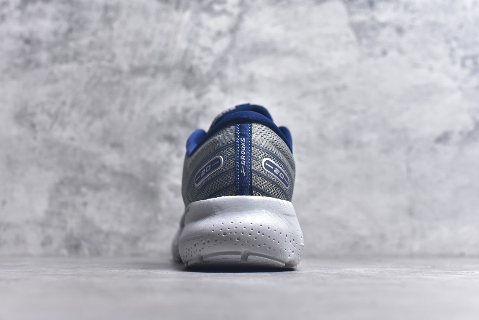 图片[5]-#Brooks布鲁克斯 Glycerin 2.0 系带防滑耐磨低帮长跑跑步鞋 Brooks 四大跑鞋之一 百年品牌 跑鞋从外形上基本就能判断这是一款速度跑鞋 简洁干练的外形结构和极强的运动流线型看着非常有速度感 上脚的第一感觉是非常轻 美码9码的鞋单只206g不到 从个人偏好来说 200g左右的竞速鞋最具安全感 鞋面采用单层网布 很薄 前掌使用了大量开放式网眼 排气直接快速 透气性上乘 鞋舌也是轻量化设计 仅为一层麂皮 和脚背完美贴合 鞋舌中央有个防偏穿孔 从实际穿着来看 通常鞋舌都是外偏 如果是防偏穿孔位于中心 防偏效果其实并不十分有效 如果采用趋外侧的偏心设计更有效 鞋帮泡棉填充量不大 但非常紧凑 贴合舒适 包裹稳固 内置硬质TPU保证必要的稳定性 跑鞋中底采用的是DNA FLASH科技材料 DNA FLASH中底科技 是Brooks第一款将氮气注入中底的创新科技 主要原理是借助“超临界流体”发泡技术 将液态氮稳定的转化为气态氮 并使其均匀地形成无数紧密贴合的密闭式气囊结构 尺码：36 36.5 37.5 38 38.5 39 40 40.5 41 42 42.5 43 44 44.5 45 46-选品中心