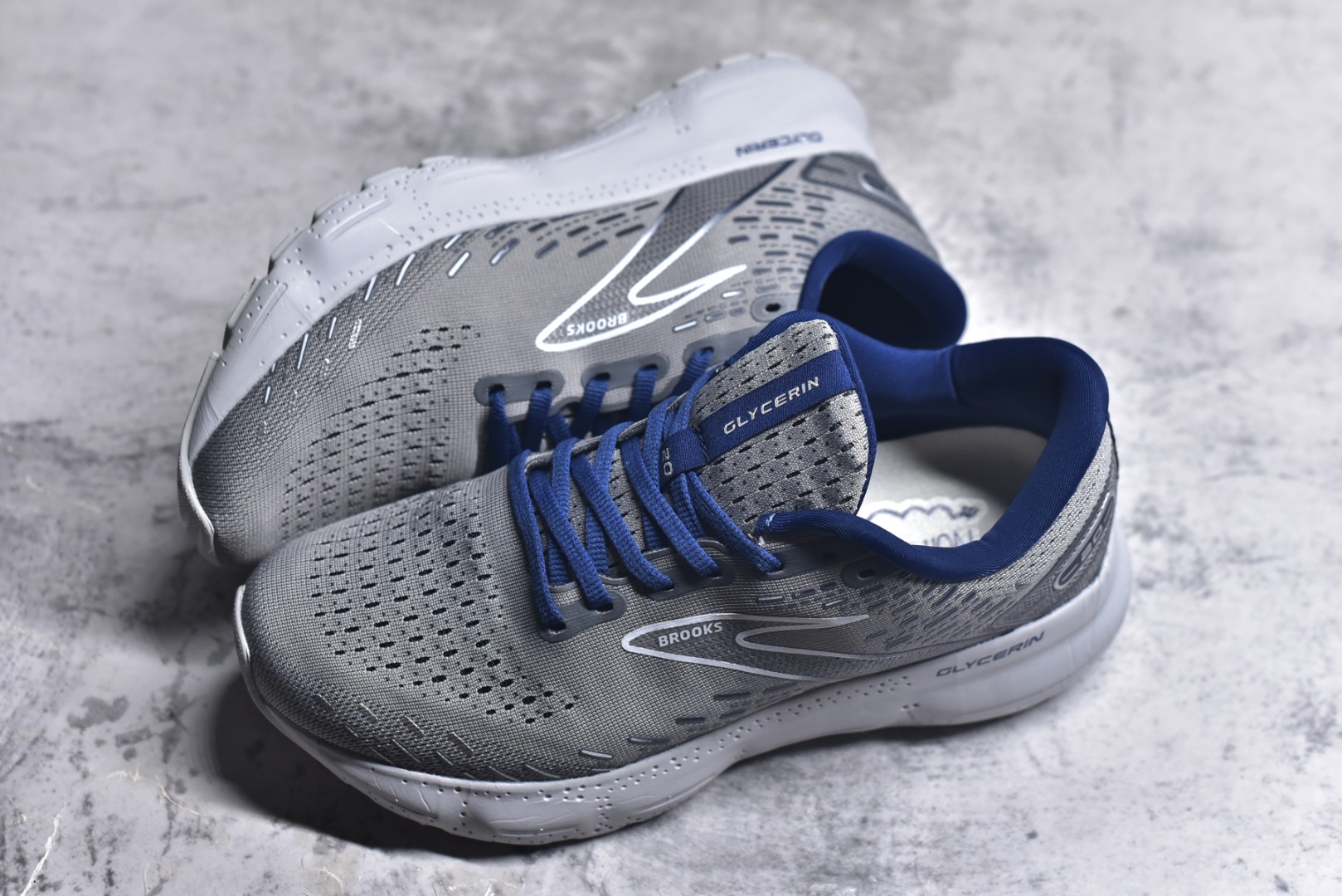 图片[7]-#Brooks布鲁克斯 Glycerin 2.0 系带防滑耐磨低帮长跑跑步鞋 Brooks 四大跑鞋之一 百年品牌 跑鞋从外形上基本就能判断这是一款速度跑鞋 简洁干练的外形结构和极强的运动流线型看着非常有速度感 上脚的第一感觉是非常轻 美码9码的鞋单只206g不到 从个人偏好来说 200g左右的竞速鞋最具安全感 鞋面采用单层网布 很薄 前掌使用了大量开放式网眼 排气直接快速 透气性上乘 鞋舌也是轻量化设计 仅为一层麂皮 和脚背完美贴合 鞋舌中央有个防偏穿孔 从实际穿着来看 通常鞋舌都是外偏 如果是防偏穿孔位于中心 防偏效果其实并不十分有效 如果采用趋外侧的偏心设计更有效 鞋帮泡棉填充量不大 但非常紧凑 贴合舒适 包裹稳固 内置硬质TPU保证必要的稳定性 跑鞋中底采用的是DNA FLASH科技材料 DNA FLASH中底科技 是Brooks第一款将氮气注入中底的创新科技 主要原理是借助“超临界流体”发泡技术 将液态氮稳定的转化为气态氮 并使其均匀地形成无数紧密贴合的密闭式气囊结构 尺码：36 36.5 37.5 38 38.5 39 40 40.5 41 42 42.5 43 44 44.5 45 46-选品中心