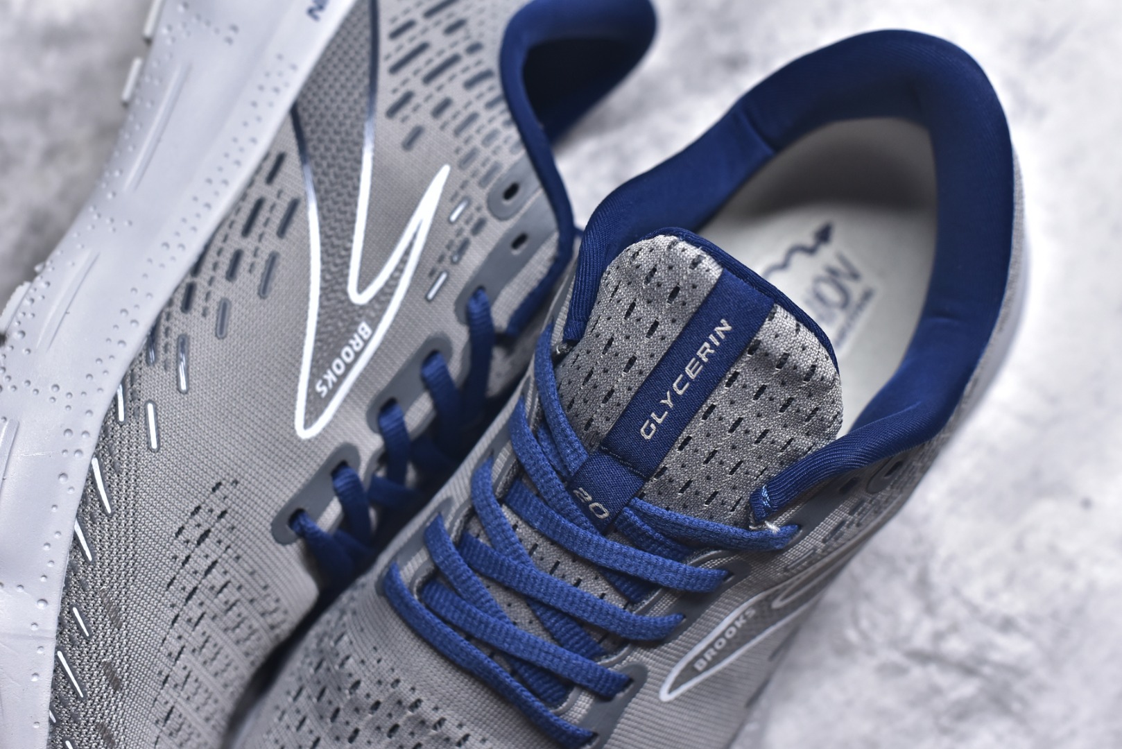 图片[9]-#Brooks布鲁克斯 Glycerin 2.0 系带防滑耐磨低帮长跑跑步鞋 Brooks 四大跑鞋之一 百年品牌 跑鞋从外形上基本就能判断这是一款速度跑鞋 简洁干练的外形结构和极强的运动流线型看着非常有速度感 上脚的第一感觉是非常轻 美码9码的鞋单只206g不到 从个人偏好来说 200g左右的竞速鞋最具安全感 鞋面采用单层网布 很薄 前掌使用了大量开放式网眼 排气直接快速 透气性上乘 鞋舌也是轻量化设计 仅为一层麂皮 和脚背完美贴合 鞋舌中央有个防偏穿孔 从实际穿着来看 通常鞋舌都是外偏 如果是防偏穿孔位于中心 防偏效果其实并不十分有效 如果采用趋外侧的偏心设计更有效 鞋帮泡棉填充量不大 但非常紧凑 贴合舒适 包裹稳固 内置硬质TPU保证必要的稳定性 跑鞋中底采用的是DNA FLASH科技材料 DNA FLASH中底科技 是Brooks第一款将氮气注入中底的创新科技 主要原理是借助“超临界流体”发泡技术 将液态氮稳定的转化为气态氮 并使其均匀地形成无数紧密贴合的密闭式气囊结构 尺码：36 36.5 37.5 38 38.5 39 40 40.5 41 42 42.5 43 44 44.5 45 46-选品中心