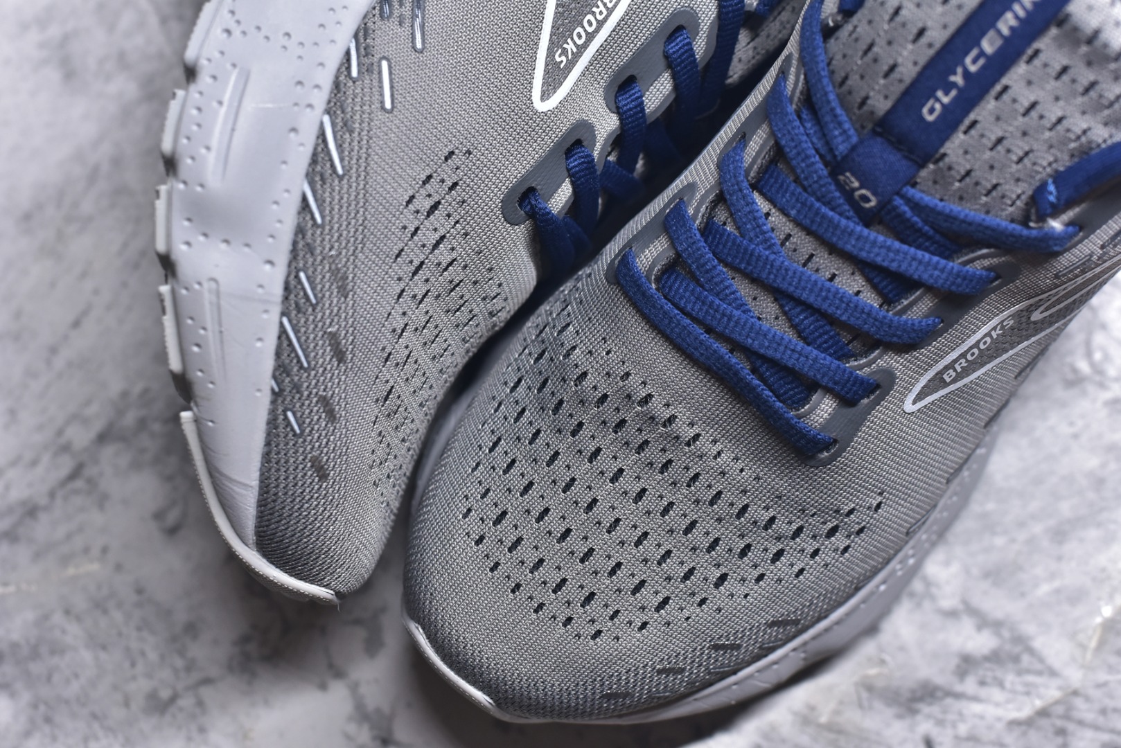 图片[8]-#Brooks布鲁克斯 Glycerin 2.0 系带防滑耐磨低帮长跑跑步鞋 Brooks 四大跑鞋之一 百年品牌 跑鞋从外形上基本就能判断这是一款速度跑鞋 简洁干练的外形结构和极强的运动流线型看着非常有速度感 上脚的第一感觉是非常轻 美码9码的鞋单只206g不到 从个人偏好来说 200g左右的竞速鞋最具安全感 鞋面采用单层网布 很薄 前掌使用了大量开放式网眼 排气直接快速 透气性上乘 鞋舌也是轻量化设计 仅为一层麂皮 和脚背完美贴合 鞋舌中央有个防偏穿孔 从实际穿着来看 通常鞋舌都是外偏 如果是防偏穿孔位于中心 防偏效果其实并不十分有效 如果采用趋外侧的偏心设计更有效 鞋帮泡棉填充量不大 但非常紧凑 贴合舒适 包裹稳固 内置硬质TPU保证必要的稳定性 跑鞋中底采用的是DNA FLASH科技材料 DNA FLASH中底科技 是Brooks第一款将氮气注入中底的创新科技 主要原理是借助“超临界流体”发泡技术 将液态氮稳定的转化为气态氮 并使其均匀地形成无数紧密贴合的密闭式气囊结构 尺码：36 36.5 37.5 38 38.5 39 40 40.5 41 42 42.5 43 44 44.5 45 46-选品中心