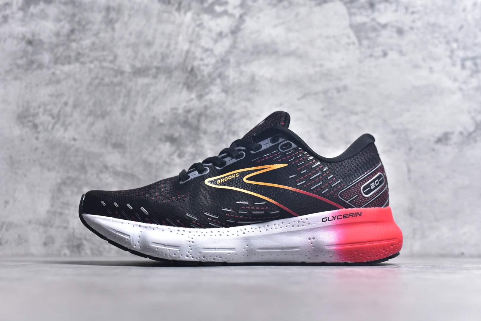 #Brooks布鲁克斯 Glycerin 2.0 系带防滑耐磨低帮长跑跑步鞋 Brooks 四大跑鞋之一 百年品牌 跑鞋从外形上基本就能判断这是一款速度跑鞋 简洁干练的外形结构和极强的运动流线型看着非常有速度感 上脚的第一感觉是非常轻 美码9码的鞋单只206g不到 从个人偏好来说 200g左右的竞速鞋最具安全感 鞋面采用单层网布 很薄 前掌使用了大量开放式网眼 排气直接快速 透气性上乘 鞋舌也是轻量化设计 仅为一层麂皮 和脚背完美贴合 鞋舌中央有个防偏穿孔 从实际穿着来看 通常鞋舌都是外偏 如果是防偏穿孔位于中心 防偏效果其实并不十分有效 如果采用趋外侧的偏心设计更有效 鞋帮泡棉填充量不大 但非常紧凑 贴合舒适 包裹稳固 内置硬质TPU保证必要的稳定性 跑鞋中底采用的是DNA FLASH科技材料 DNA FLASH中底科技 是Brooks第一款将氮气注入中底的创新科技 主要原理是借助“超临界流体”发泡技术 将液态氮稳定的转化为气态氮 并使其均匀地形成无数紧密贴合的密闭式气囊结构 尺码：36 36.5 37.5 38 38.5 39 40 40.5 41 42 42.5 43 44 44.5 45 46-选品中心