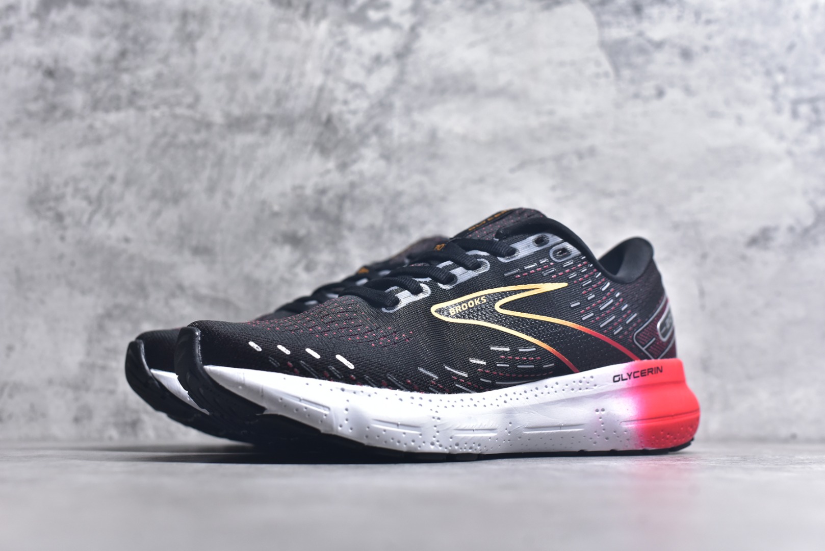 图片[2]-#Brooks布鲁克斯 Glycerin 2.0 系带防滑耐磨低帮长跑跑步鞋 Brooks 四大跑鞋之一 百年品牌 跑鞋从外形上基本就能判断这是一款速度跑鞋 简洁干练的外形结构和极强的运动流线型看着非常有速度感 上脚的第一感觉是非常轻 美码9码的鞋单只206g不到 从个人偏好来说 200g左右的竞速鞋最具安全感 鞋面采用单层网布 很薄 前掌使用了大量开放式网眼 排气直接快速 透气性上乘 鞋舌也是轻量化设计 仅为一层麂皮 和脚背完美贴合 鞋舌中央有个防偏穿孔 从实际穿着来看 通常鞋舌都是外偏 如果是防偏穿孔位于中心 防偏效果其实并不十分有效 如果采用趋外侧的偏心设计更有效 鞋帮泡棉填充量不大 但非常紧凑 贴合舒适 包裹稳固 内置硬质TPU保证必要的稳定性 跑鞋中底采用的是DNA FLASH科技材料 DNA FLASH中底科技 是Brooks第一款将氮气注入中底的创新科技 主要原理是借助“超临界流体”发泡技术 将液态氮稳定的转化为气态氮 并使其均匀地形成无数紧密贴合的密闭式气囊结构 尺码：36 36.5 37.5 38 38.5 39 40 40.5 41 42 42.5 43 44 44.5 45 46-选品中心