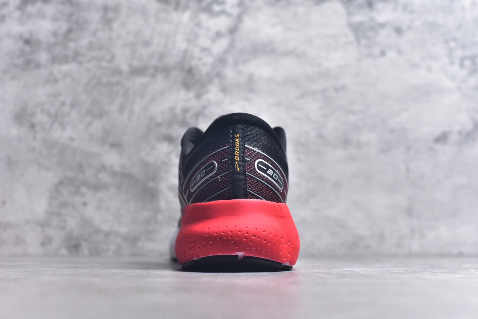 图片[5]-#Brooks布鲁克斯 Glycerin 2.0 系带防滑耐磨低帮长跑跑步鞋 Brooks 四大跑鞋之一 百年品牌 跑鞋从外形上基本就能判断这是一款速度跑鞋 简洁干练的外形结构和极强的运动流线型看着非常有速度感 上脚的第一感觉是非常轻 美码9码的鞋单只206g不到 从个人偏好来说 200g左右的竞速鞋最具安全感 鞋面采用单层网布 很薄 前掌使用了大量开放式网眼 排气直接快速 透气性上乘 鞋舌也是轻量化设计 仅为一层麂皮 和脚背完美贴合 鞋舌中央有个防偏穿孔 从实际穿着来看 通常鞋舌都是外偏 如果是防偏穿孔位于中心 防偏效果其实并不十分有效 如果采用趋外侧的偏心设计更有效 鞋帮泡棉填充量不大 但非常紧凑 贴合舒适 包裹稳固 内置硬质TPU保证必要的稳定性 跑鞋中底采用的是DNA FLASH科技材料 DNA FLASH中底科技 是Brooks第一款将氮气注入中底的创新科技 主要原理是借助“超临界流体”发泡技术 将液态氮稳定的转化为气态氮 并使其均匀地形成无数紧密贴合的密闭式气囊结构 尺码：36 36.5 37.5 38 38.5 39 40 40.5 41 42 42.5 43 44 44.5 45 46-选品中心