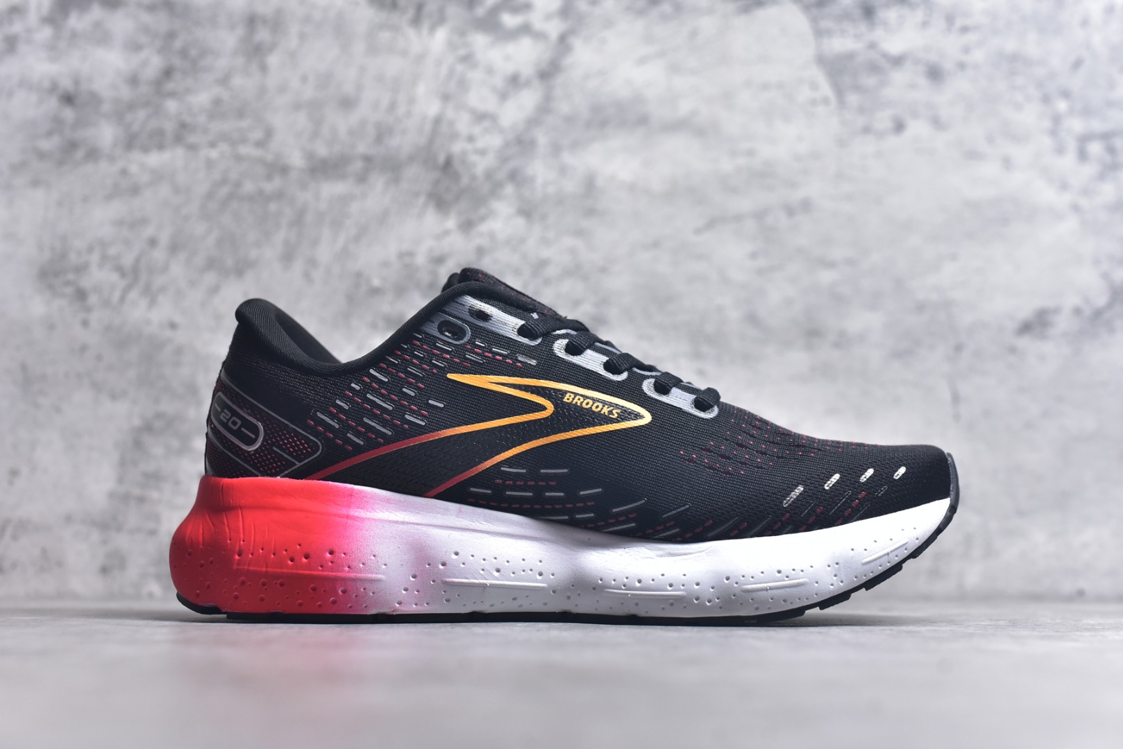 图片[3]-#Brooks布鲁克斯 Glycerin 2.0 系带防滑耐磨低帮长跑跑步鞋 Brooks 四大跑鞋之一 百年品牌 跑鞋从外形上基本就能判断这是一款速度跑鞋 简洁干练的外形结构和极强的运动流线型看着非常有速度感 上脚的第一感觉是非常轻 美码9码的鞋单只206g不到 从个人偏好来说 200g左右的竞速鞋最具安全感 鞋面采用单层网布 很薄 前掌使用了大量开放式网眼 排气直接快速 透气性上乘 鞋舌也是轻量化设计 仅为一层麂皮 和脚背完美贴合 鞋舌中央有个防偏穿孔 从实际穿着来看 通常鞋舌都是外偏 如果是防偏穿孔位于中心 防偏效果其实并不十分有效 如果采用趋外侧的偏心设计更有效 鞋帮泡棉填充量不大 但非常紧凑 贴合舒适 包裹稳固 内置硬质TPU保证必要的稳定性 跑鞋中底采用的是DNA FLASH科技材料 DNA FLASH中底科技 是Brooks第一款将氮气注入中底的创新科技 主要原理是借助“超临界流体”发泡技术 将液态氮稳定的转化为气态氮 并使其均匀地形成无数紧密贴合的密闭式气囊结构 尺码：36 36.5 37.5 38 38.5 39 40 40.5 41 42 42.5 43 44 44.5 45 46-选品中心