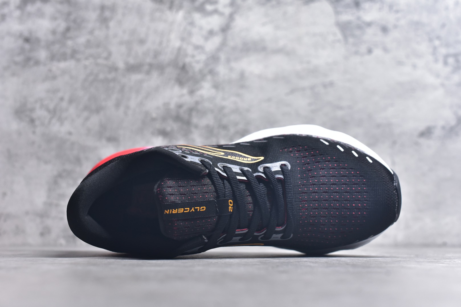 图片[4]-#Brooks布鲁克斯 Glycerin 2.0 系带防滑耐磨低帮长跑跑步鞋 Brooks 四大跑鞋之一 百年品牌 跑鞋从外形上基本就能判断这是一款速度跑鞋 简洁干练的外形结构和极强的运动流线型看着非常有速度感 上脚的第一感觉是非常轻 美码9码的鞋单只206g不到 从个人偏好来说 200g左右的竞速鞋最具安全感 鞋面采用单层网布 很薄 前掌使用了大量开放式网眼 排气直接快速 透气性上乘 鞋舌也是轻量化设计 仅为一层麂皮 和脚背完美贴合 鞋舌中央有个防偏穿孔 从实际穿着来看 通常鞋舌都是外偏 如果是防偏穿孔位于中心 防偏效果其实并不十分有效 如果采用趋外侧的偏心设计更有效 鞋帮泡棉填充量不大 但非常紧凑 贴合舒适 包裹稳固 内置硬质TPU保证必要的稳定性 跑鞋中底采用的是DNA FLASH科技材料 DNA FLASH中底科技 是Brooks第一款将氮气注入中底的创新科技 主要原理是借助“超临界流体”发泡技术 将液态氮稳定的转化为气态氮 并使其均匀地形成无数紧密贴合的密闭式气囊结构 尺码：36 36.5 37.5 38 38.5 39 40 40.5 41 42 42.5 43 44 44.5 45 46-选品中心