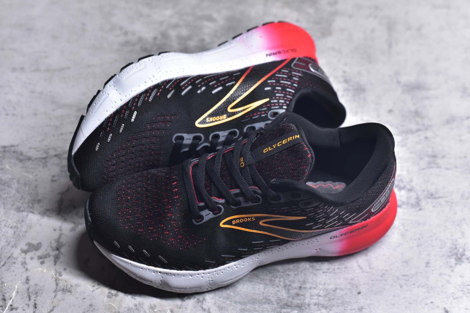 图片[7]-#Brooks布鲁克斯 Glycerin 2.0 系带防滑耐磨低帮长跑跑步鞋 Brooks 四大跑鞋之一 百年品牌 跑鞋从外形上基本就能判断这是一款速度跑鞋 简洁干练的外形结构和极强的运动流线型看着非常有速度感 上脚的第一感觉是非常轻 美码9码的鞋单只206g不到 从个人偏好来说 200g左右的竞速鞋最具安全感 鞋面采用单层网布 很薄 前掌使用了大量开放式网眼 排气直接快速 透气性上乘 鞋舌也是轻量化设计 仅为一层麂皮 和脚背完美贴合 鞋舌中央有个防偏穿孔 从实际穿着来看 通常鞋舌都是外偏 如果是防偏穿孔位于中心 防偏效果其实并不十分有效 如果采用趋外侧的偏心设计更有效 鞋帮泡棉填充量不大 但非常紧凑 贴合舒适 包裹稳固 内置硬质TPU保证必要的稳定性 跑鞋中底采用的是DNA FLASH科技材料 DNA FLASH中底科技 是Brooks第一款将氮气注入中底的创新科技 主要原理是借助“超临界流体”发泡技术 将液态氮稳定的转化为气态氮 并使其均匀地形成无数紧密贴合的密闭式气囊结构 尺码：36 36.5 37.5 38 38.5 39 40 40.5 41 42 42.5 43 44 44.5 45 46-选品中心
