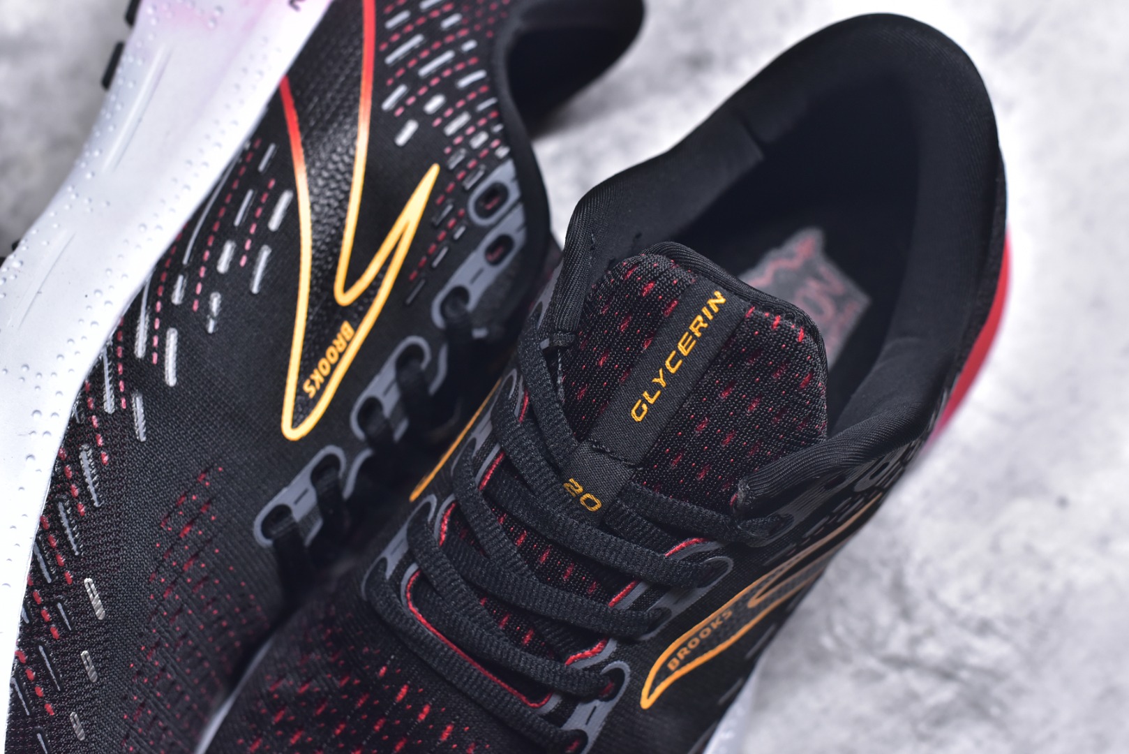 图片[9]-#Brooks布鲁克斯 Glycerin 2.0 系带防滑耐磨低帮长跑跑步鞋 Brooks 四大跑鞋之一 百年品牌 跑鞋从外形上基本就能判断这是一款速度跑鞋 简洁干练的外形结构和极强的运动流线型看着非常有速度感 上脚的第一感觉是非常轻 美码9码的鞋单只206g不到 从个人偏好来说 200g左右的竞速鞋最具安全感 鞋面采用单层网布 很薄 前掌使用了大量开放式网眼 排气直接快速 透气性上乘 鞋舌也是轻量化设计 仅为一层麂皮 和脚背完美贴合 鞋舌中央有个防偏穿孔 从实际穿着来看 通常鞋舌都是外偏 如果是防偏穿孔位于中心 防偏效果其实并不十分有效 如果采用趋外侧的偏心设计更有效 鞋帮泡棉填充量不大 但非常紧凑 贴合舒适 包裹稳固 内置硬质TPU保证必要的稳定性 跑鞋中底采用的是DNA FLASH科技材料 DNA FLASH中底科技 是Brooks第一款将氮气注入中底的创新科技 主要原理是借助“超临界流体”发泡技术 将液态氮稳定的转化为气态氮 并使其均匀地形成无数紧密贴合的密闭式气囊结构 尺码：36 36.5 37.5 38 38.5 39 40 40.5 41 42 42.5 43 44 44.5 45 46-选品中心