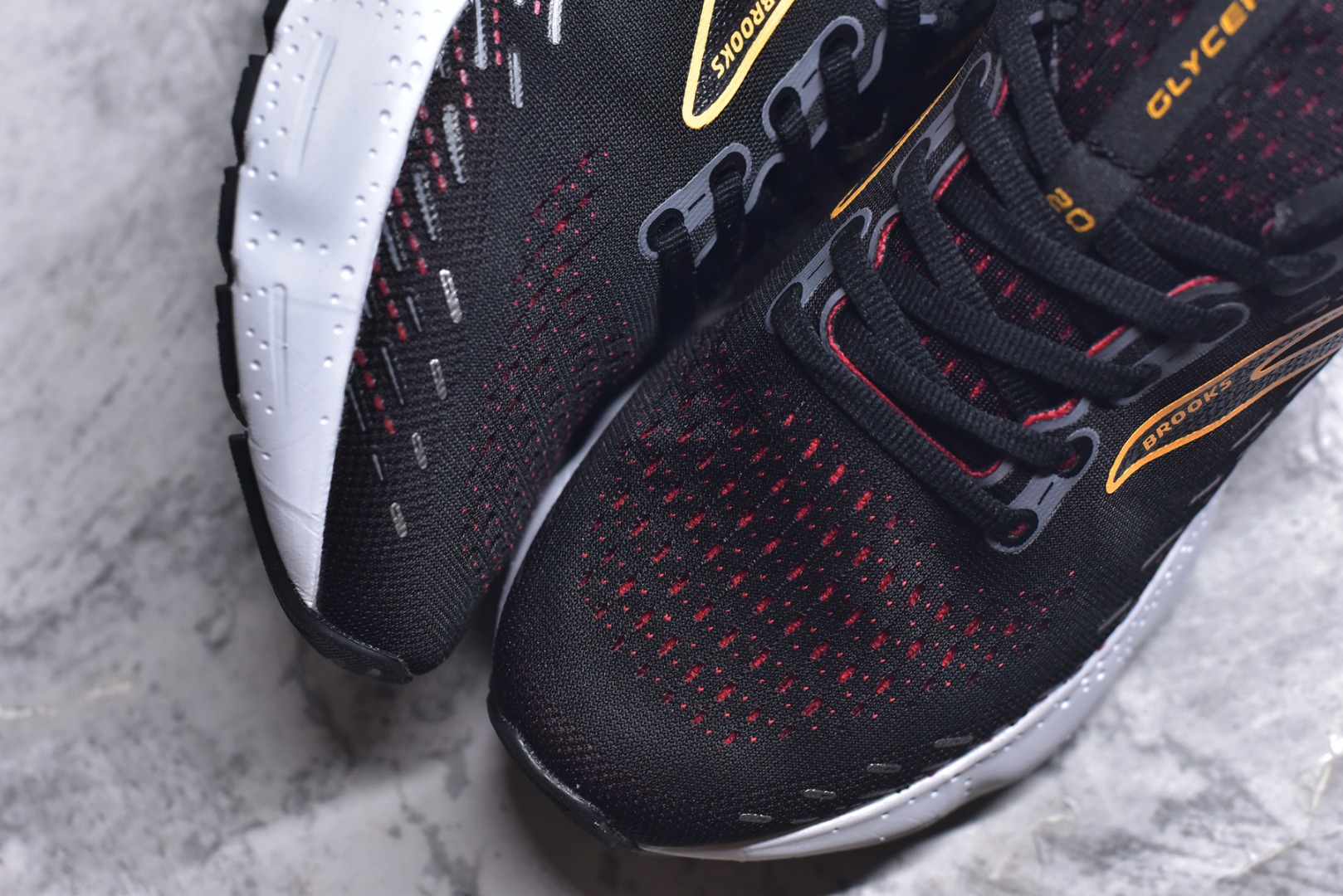 图片[8]-#Brooks布鲁克斯 Glycerin 2.0 系带防滑耐磨低帮长跑跑步鞋 Brooks 四大跑鞋之一 百年品牌 跑鞋从外形上基本就能判断这是一款速度跑鞋 简洁干练的外形结构和极强的运动流线型看着非常有速度感 上脚的第一感觉是非常轻 美码9码的鞋单只206g不到 从个人偏好来说 200g左右的竞速鞋最具安全感 鞋面采用单层网布 很薄 前掌使用了大量开放式网眼 排气直接快速 透气性上乘 鞋舌也是轻量化设计 仅为一层麂皮 和脚背完美贴合 鞋舌中央有个防偏穿孔 从实际穿着来看 通常鞋舌都是外偏 如果是防偏穿孔位于中心 防偏效果其实并不十分有效 如果采用趋外侧的偏心设计更有效 鞋帮泡棉填充量不大 但非常紧凑 贴合舒适 包裹稳固 内置硬质TPU保证必要的稳定性 跑鞋中底采用的是DNA FLASH科技材料 DNA FLASH中底科技 是Brooks第一款将氮气注入中底的创新科技 主要原理是借助“超临界流体”发泡技术 将液态氮稳定的转化为气态氮 并使其均匀地形成无数紧密贴合的密闭式气囊结构 尺码：36 36.5 37.5 38 38.5 39 40 40.5 41 42 42.5 43 44 44.5 45 46-选品中心