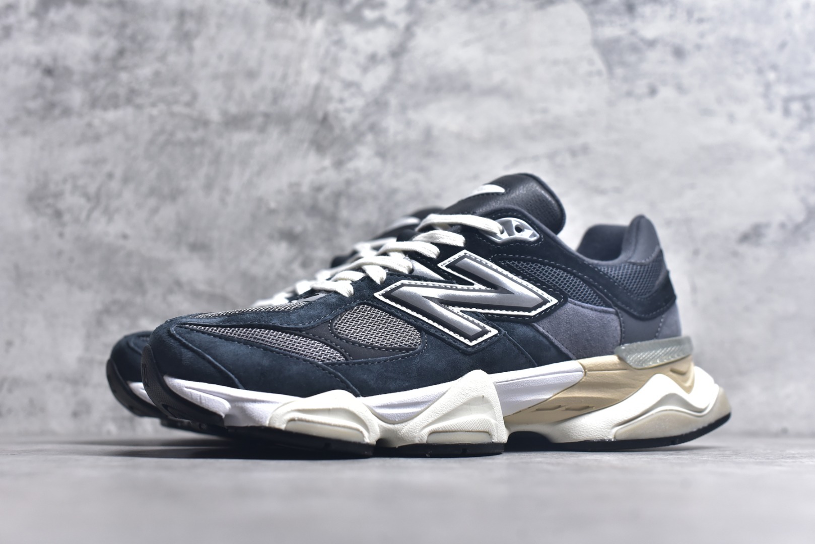 图片[2]-#New Balance NB9060 联名款 复古休闲运动慢跑鞋 粉棕色U9060BLC 全套原楦原纸板原厂数据开发 进口三明治网面 原装进口翻毛皮料正确绒感卡色 正确中底拉帮中底网布细节 原厂标裁 带紫光防伪 定制后跟透明水晶模块 冲裁组合 大底贴合程度胶水上色把控完美 整洁度挑战全网艺术家 多道序QC把关品质完善 匠心打造 耗时两个月开发完成 工艺极其复杂难度可想而知 新开独立私模大底 全网唯一正确六层组合大底 高端零售专供产物 尺码：36 37 37.5 38 38.5 39 40 40.5 41 42 42.5 43 44 45 46.5-选品中心