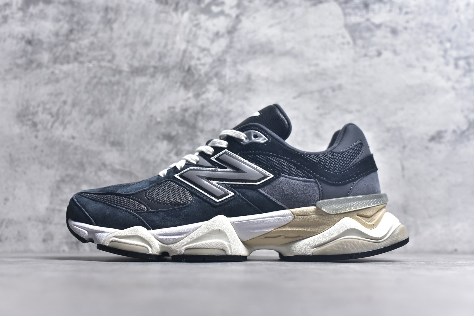 #New Balance NB9060 联名款 复古休闲运动慢跑鞋 粉棕色U9060BLC 全套原楦原纸板原厂数据开发 进口三明治网面 原装进口翻毛皮料正确绒感卡色 正确中底拉帮中底网布细节 原厂标裁 带紫光防伪 定制后跟透明水晶模块 冲裁组合 大底贴合程度胶水上色把控完美 整洁度挑战全网艺术家 多道序QC把关品质完善 匠心打造 耗时两个月开发完成 工艺极其复杂难度可想而知 新开独立私模大底 全网唯一正确六层组合大底 高端零售专供产物 尺码：36 37 37.5 38 38.5 39 40 40.5 41 42 42.5 43 44 45 46.5-选品中心