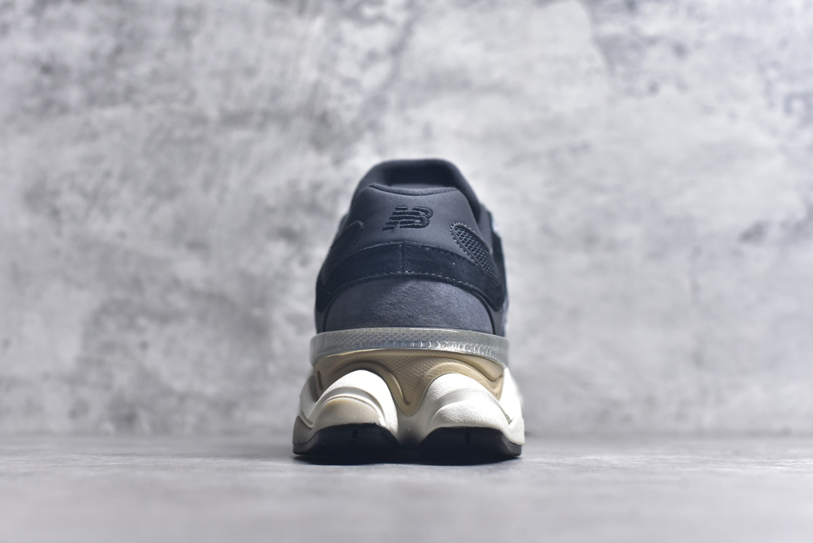 图片[5]-#New Balance NB9060 联名款 复古休闲运动慢跑鞋 粉棕色U9060BLC 全套原楦原纸板原厂数据开发 进口三明治网面 原装进口翻毛皮料正确绒感卡色 正确中底拉帮中底网布细节 原厂标裁 带紫光防伪 定制后跟透明水晶模块 冲裁组合 大底贴合程度胶水上色把控完美 整洁度挑战全网艺术家 多道序QC把关品质完善 匠心打造 耗时两个月开发完成 工艺极其复杂难度可想而知 新开独立私模大底 全网唯一正确六层组合大底 高端零售专供产物 尺码：36 37 37.5 38 38.5 39 40 40.5 41 42 42.5 43 44 45 46.5-选品中心