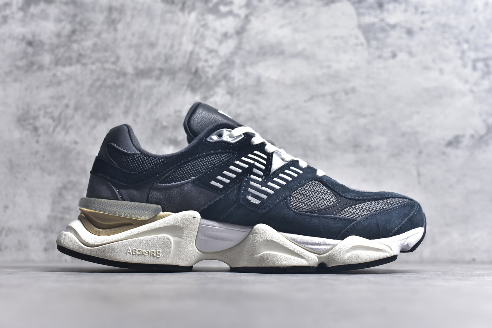 图片[3]-#New Balance NB9060 联名款 复古休闲运动慢跑鞋 粉棕色U9060BLC 全套原楦原纸板原厂数据开发 进口三明治网面 原装进口翻毛皮料正确绒感卡色 正确中底拉帮中底网布细节 原厂标裁 带紫光防伪 定制后跟透明水晶模块 冲裁组合 大底贴合程度胶水上色把控完美 整洁度挑战全网艺术家 多道序QC把关品质完善 匠心打造 耗时两个月开发完成 工艺极其复杂难度可想而知 新开独立私模大底 全网唯一正确六层组合大底 高端零售专供产物 尺码：36 37 37.5 38 38.5 39 40 40.5 41 42 42.5 43 44 45 46.5-选品中心