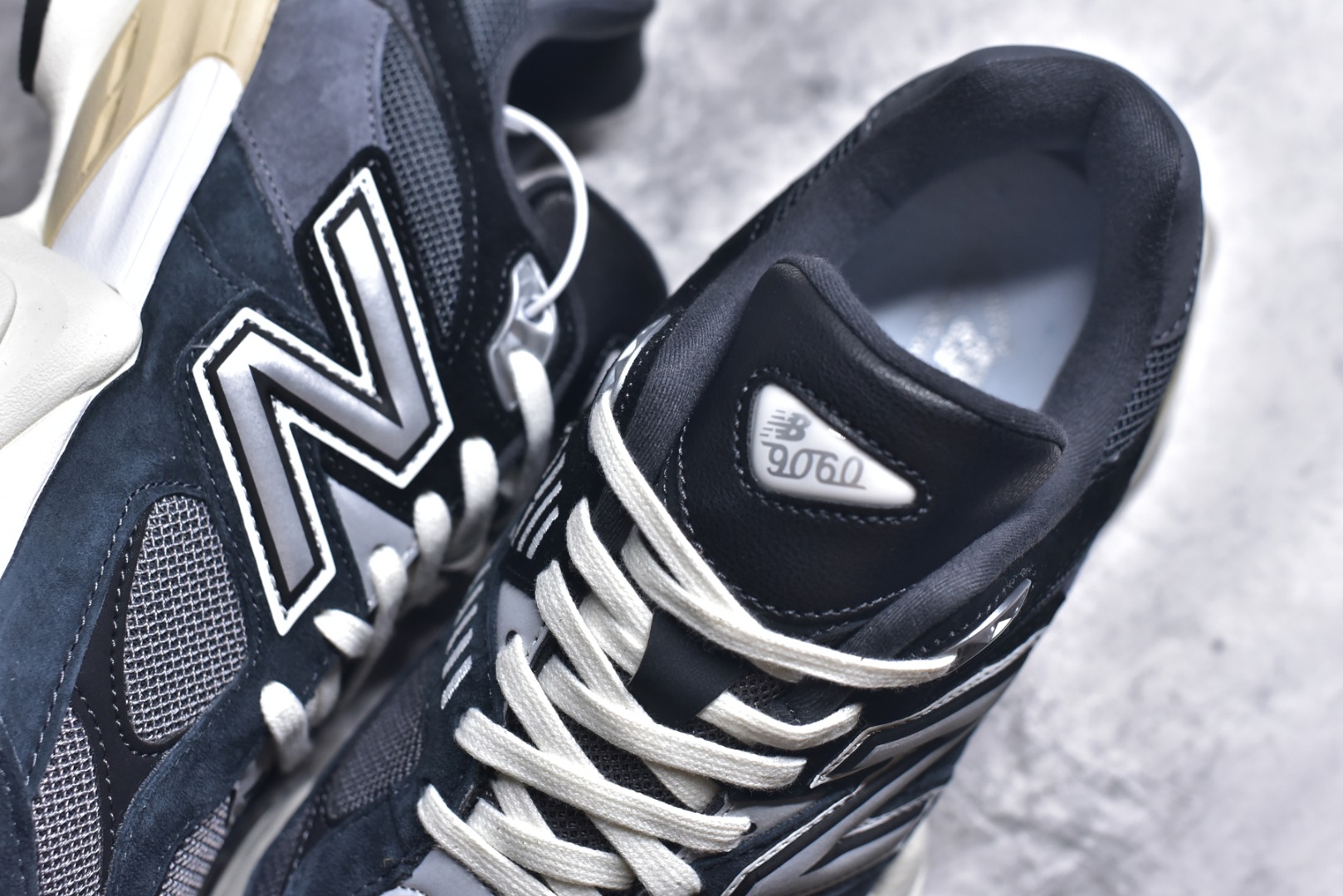 图片[9]-#New Balance NB9060 联名款 复古休闲运动慢跑鞋 粉棕色U9060BLC 全套原楦原纸板原厂数据开发 进口三明治网面 原装进口翻毛皮料正确绒感卡色 正确中底拉帮中底网布细节 原厂标裁 带紫光防伪 定制后跟透明水晶模块 冲裁组合 大底贴合程度胶水上色把控完美 整洁度挑战全网艺术家 多道序QC把关品质完善 匠心打造 耗时两个月开发完成 工艺极其复杂难度可想而知 新开独立私模大底 全网唯一正确六层组合大底 高端零售专供产物 尺码：36 37 37.5 38 38.5 39 40 40.5 41 42 42.5 43 44 45 46.5-选品中心