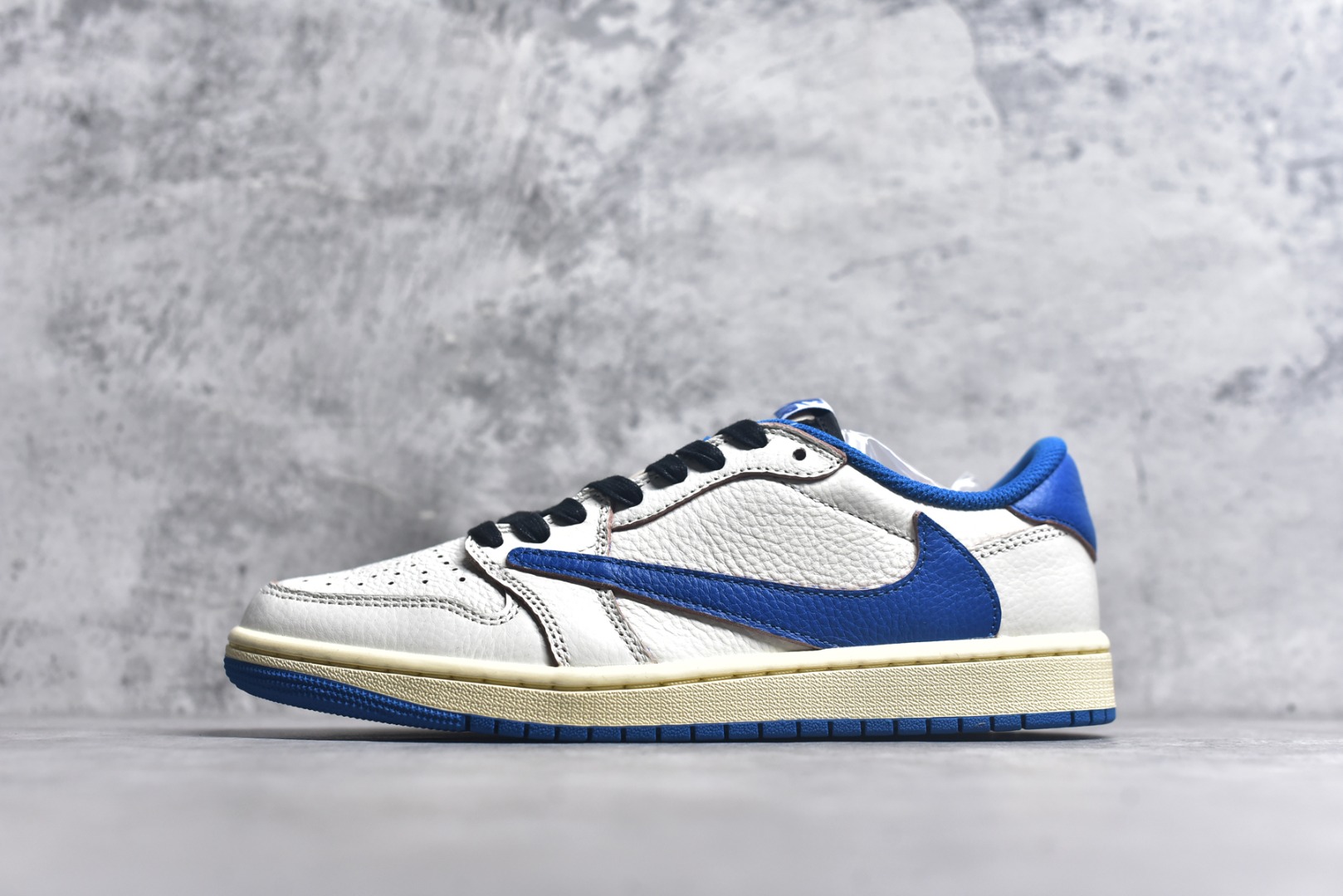 #Travis Scott x Air Jordan AJ1 Low OG SP TS联名倒钩低帮 白蓝 DM7866-104 外贸高端零售特供批次 产品品控稳定性领先行业 各方面均可对飙L版 良心定价不杀猪 原厂全套原楦原纸板冲刀磨具开发 原厂皮料加持 原厂港宝加持定型后跟R度完美 同源原厂电绣 鬼脸飞翼针数密度立体效果一致 百分百一致原鞋 原厂拉帮工艺 针距密度一致 后跟弧度收口自然不对折 极致一眼正品既视感 进口玻璃冲刀皮料裁剪零毛边 全鞋电脑针车工艺 品控清洁度最高QC检验标准 免检产品 原厂订购鞋盒、鞋标、防尘纸、鞋撑、鞋带 追求极致的原厂味道 尺码：36 36.5 37.5 38 38.5 39 40 40.5 41 42 42.5 43 44 44.5 45 46 47.5 48.5-选品中心