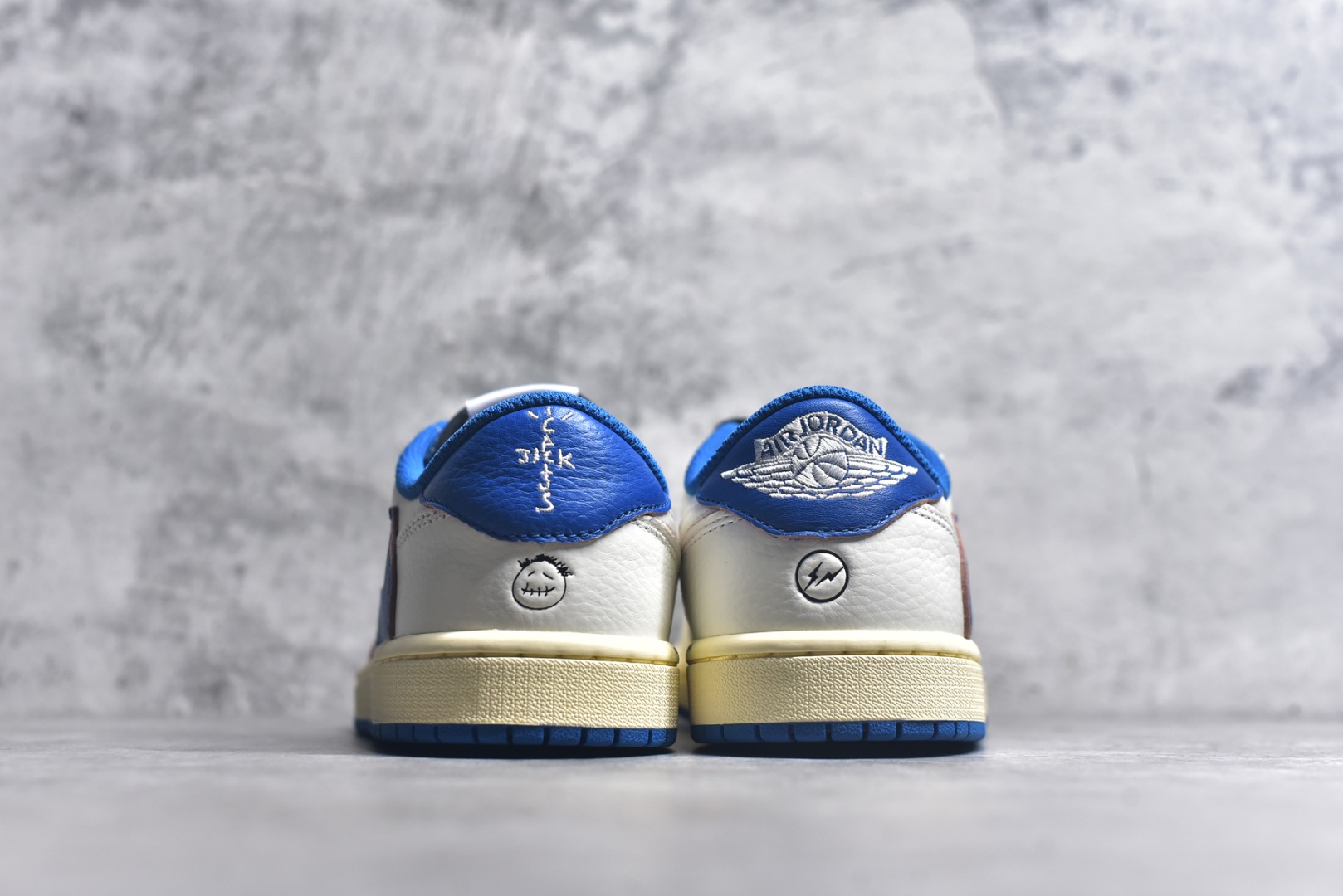 图片[5]-#Travis Scott x Air Jordan AJ1 Low OG SP TS联名倒钩低帮 白蓝 DM7866-104 外贸高端零售特供批次 产品品控稳定性领先行业 各方面均可对飙L版 良心定价不杀猪 原厂全套原楦原纸板冲刀磨具开发 原厂皮料加持 原厂港宝加持定型后跟R度完美 同源原厂电绣 鬼脸飞翼针数密度立体效果一致 百分百一致原鞋 原厂拉帮工艺 针距密度一致 后跟弧度收口自然不对折 极致一眼正品既视感 进口玻璃冲刀皮料裁剪零毛边 全鞋电脑针车工艺 品控清洁度最高QC检验标准 免检产品 原厂订购鞋盒、鞋标、防尘纸、鞋撑、鞋带 追求极致的原厂味道 尺码：36 36.5 37.5 38 38.5 39 40 40.5 41 42 42.5 43 44 44.5 45 46 47.5 48.5-选品中心