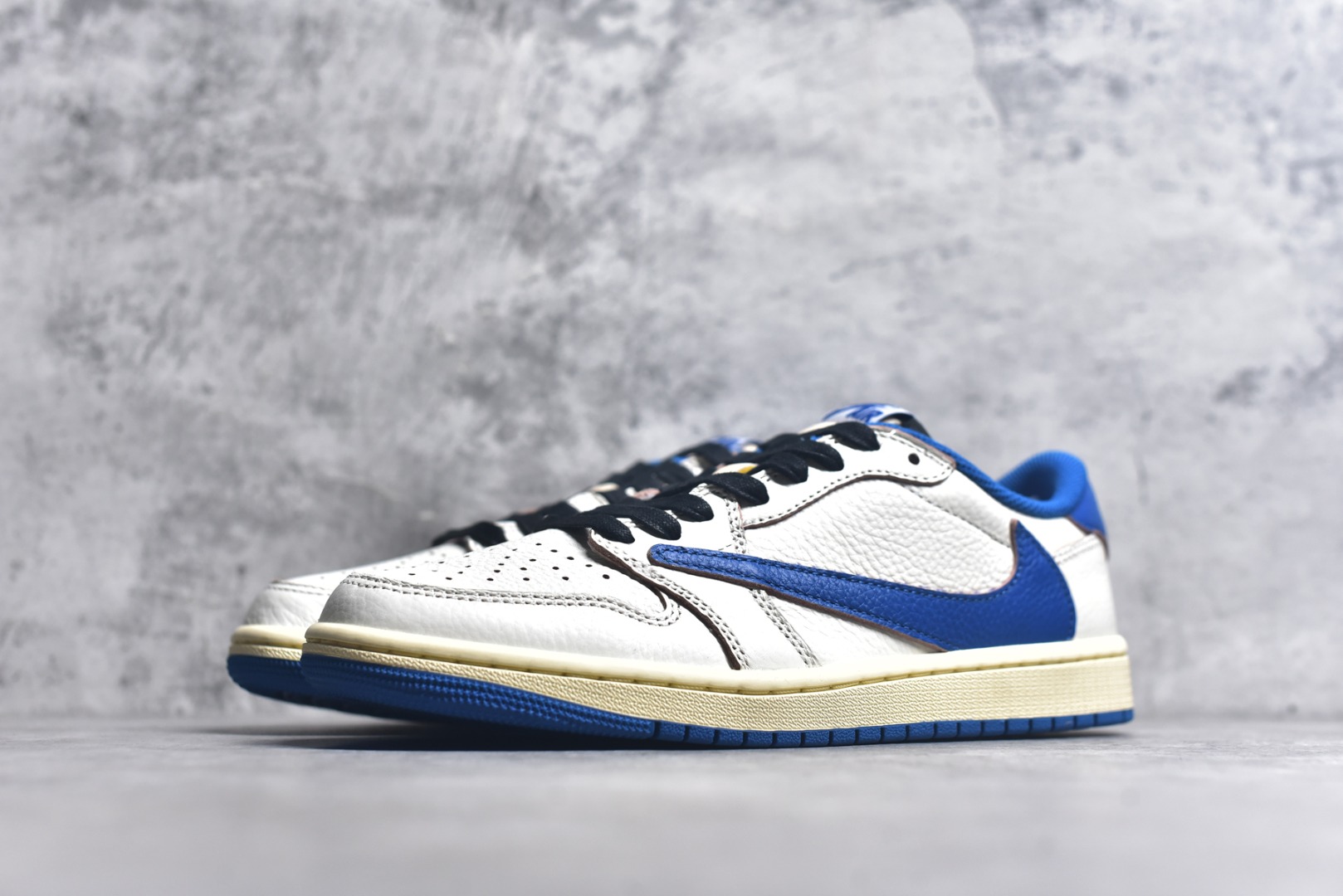 图片[2]-#Travis Scott x Air Jordan AJ1 Low OG SP TS联名倒钩低帮 白蓝 DM7866-104 外贸高端零售特供批次 产品品控稳定性领先行业 各方面均可对飙L版 良心定价不杀猪 原厂全套原楦原纸板冲刀磨具开发 原厂皮料加持 原厂港宝加持定型后跟R度完美 同源原厂电绣 鬼脸飞翼针数密度立体效果一致 百分百一致原鞋 原厂拉帮工艺 针距密度一致 后跟弧度收口自然不对折 极致一眼正品既视感 进口玻璃冲刀皮料裁剪零毛边 全鞋电脑针车工艺 品控清洁度最高QC检验标准 免检产品 原厂订购鞋盒、鞋标、防尘纸、鞋撑、鞋带 追求极致的原厂味道 尺码：36 36.5 37.5 38 38.5 39 40 40.5 41 42 42.5 43 44 44.5 45 46 47.5 48.5-选品中心