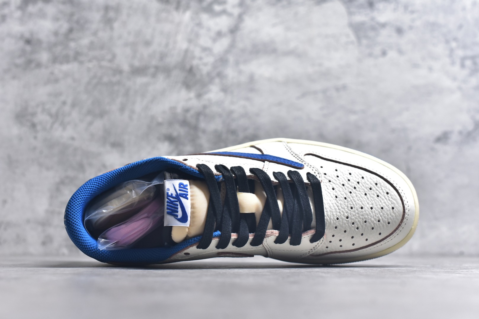 图片[4]-#Travis Scott x Air Jordan AJ1 Low OG SP TS联名倒钩低帮 白蓝 DM7866-104 外贸高端零售特供批次 产品品控稳定性领先行业 各方面均可对飙L版 良心定价不杀猪 原厂全套原楦原纸板冲刀磨具开发 原厂皮料加持 原厂港宝加持定型后跟R度完美 同源原厂电绣 鬼脸飞翼针数密度立体效果一致 百分百一致原鞋 原厂拉帮工艺 针距密度一致 后跟弧度收口自然不对折 极致一眼正品既视感 进口玻璃冲刀皮料裁剪零毛边 全鞋电脑针车工艺 品控清洁度最高QC检验标准 免检产品 原厂订购鞋盒、鞋标、防尘纸、鞋撑、鞋带 追求极致的原厂味道 尺码：36 36.5 37.5 38 38.5 39 40 40.5 41 42 42.5 43 44 44.5 45 46 47.5 48.5-选品中心