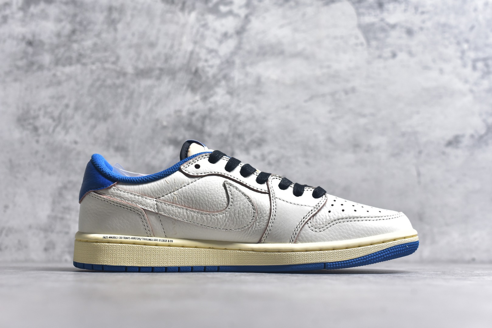 图片[3]-#Travis Scott x Air Jordan AJ1 Low OG SP TS联名倒钩低帮 白蓝 DM7866-104 外贸高端零售特供批次 产品品控稳定性领先行业 各方面均可对飙L版 良心定价不杀猪 原厂全套原楦原纸板冲刀磨具开发 原厂皮料加持 原厂港宝加持定型后跟R度完美 同源原厂电绣 鬼脸飞翼针数密度立体效果一致 百分百一致原鞋 原厂拉帮工艺 针距密度一致 后跟弧度收口自然不对折 极致一眼正品既视感 进口玻璃冲刀皮料裁剪零毛边 全鞋电脑针车工艺 品控清洁度最高QC检验标准 免检产品 原厂订购鞋盒、鞋标、防尘纸、鞋撑、鞋带 追求极致的原厂味道 尺码：36 36.5 37.5 38 38.5 39 40 40.5 41 42 42.5 43 44 44.5 45 46 47.5 48.5-选品中心