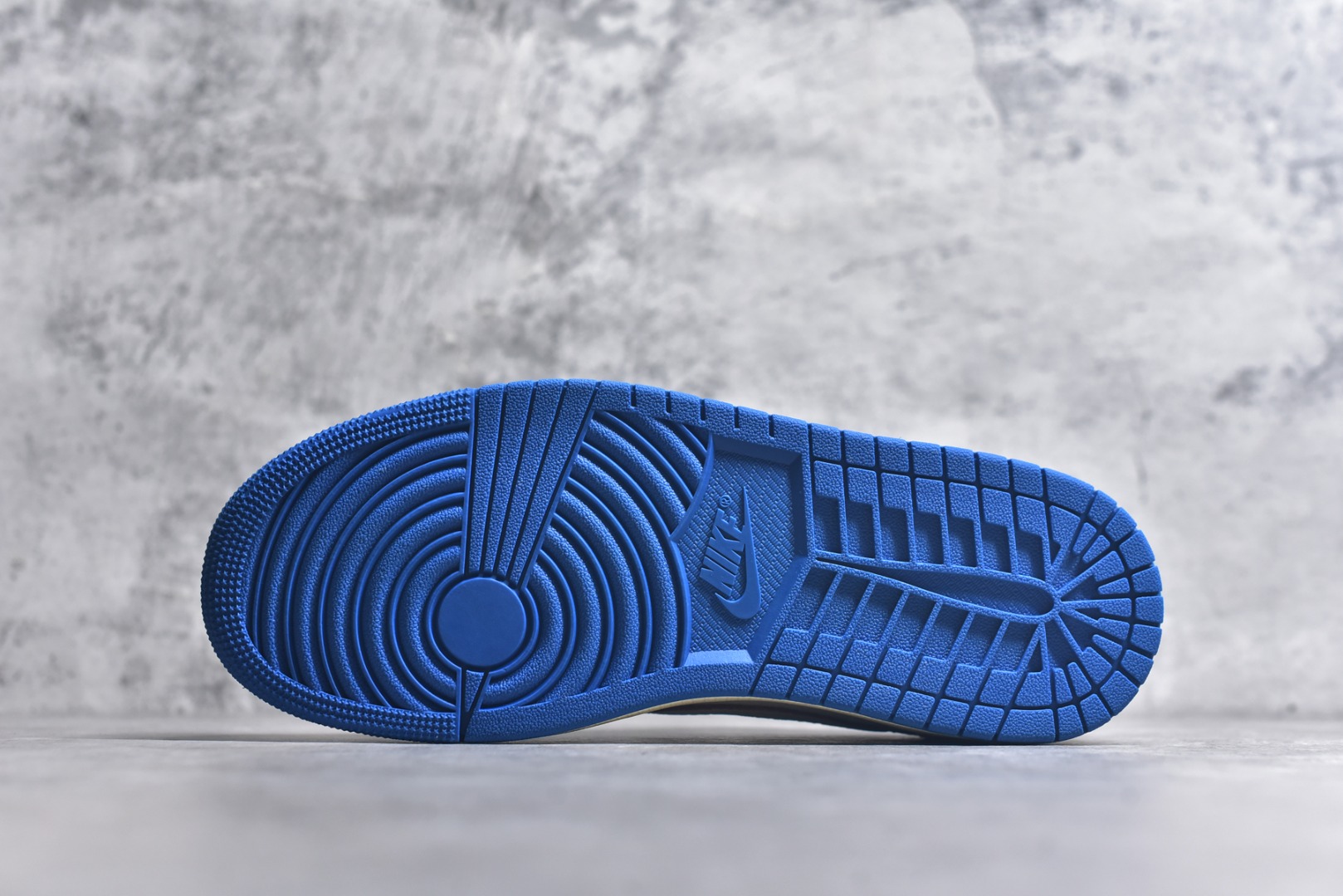 图片[6]-#Travis Scott x Air Jordan AJ1 Low OG SP TS联名倒钩低帮 白蓝 DM7866-104 外贸高端零售特供批次 产品品控稳定性领先行业 各方面均可对飙L版 良心定价不杀猪 原厂全套原楦原纸板冲刀磨具开发 原厂皮料加持 原厂港宝加持定型后跟R度完美 同源原厂电绣 鬼脸飞翼针数密度立体效果一致 百分百一致原鞋 原厂拉帮工艺 针距密度一致 后跟弧度收口自然不对折 极致一眼正品既视感 进口玻璃冲刀皮料裁剪零毛边 全鞋电脑针车工艺 品控清洁度最高QC检验标准 免检产品 原厂订购鞋盒、鞋标、防尘纸、鞋撑、鞋带 追求极致的原厂味道 尺码：36 36.5 37.5 38 38.5 39 40 40.5 41 42 42.5 43 44 44.5 45 46 47.5 48.5-选品中心