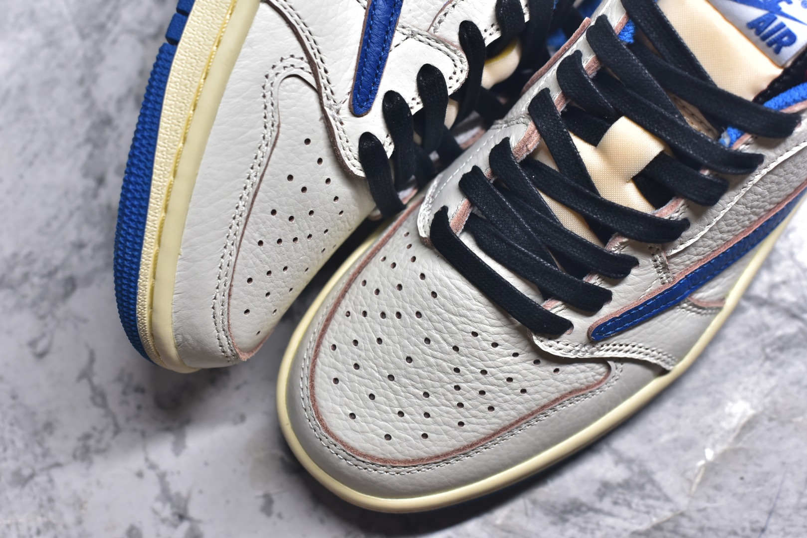 图片[8]-#Travis Scott x Air Jordan AJ1 Low OG SP TS联名倒钩低帮 白蓝 DM7866-104 外贸高端零售特供批次 产品品控稳定性领先行业 各方面均可对飙L版 良心定价不杀猪 原厂全套原楦原纸板冲刀磨具开发 原厂皮料加持 原厂港宝加持定型后跟R度完美 同源原厂电绣 鬼脸飞翼针数密度立体效果一致 百分百一致原鞋 原厂拉帮工艺 针距密度一致 后跟弧度收口自然不对折 极致一眼正品既视感 进口玻璃冲刀皮料裁剪零毛边 全鞋电脑针车工艺 品控清洁度最高QC检验标准 免检产品 原厂订购鞋盒、鞋标、防尘纸、鞋撑、鞋带 追求极致的原厂味道 尺码：36 36.5 37.5 38 38.5 39 40 40.5 41 42 42.5 43 44 44.5 45 46 47.5 48.5-选品中心