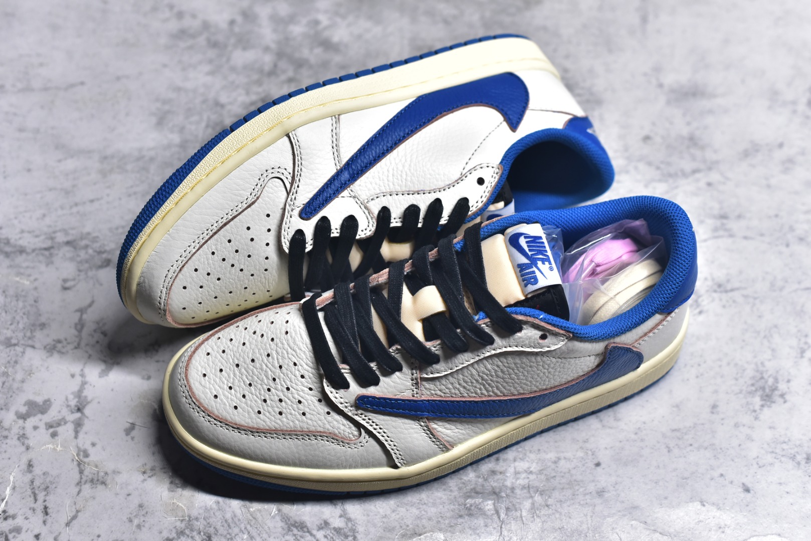 图片[7]-#Travis Scott x Air Jordan AJ1 Low OG SP TS联名倒钩低帮 白蓝 DM7866-104 外贸高端零售特供批次 产品品控稳定性领先行业 各方面均可对飙L版 良心定价不杀猪 原厂全套原楦原纸板冲刀磨具开发 原厂皮料加持 原厂港宝加持定型后跟R度完美 同源原厂电绣 鬼脸飞翼针数密度立体效果一致 百分百一致原鞋 原厂拉帮工艺 针距密度一致 后跟弧度收口自然不对折 极致一眼正品既视感 进口玻璃冲刀皮料裁剪零毛边 全鞋电脑针车工艺 品控清洁度最高QC检验标准 免检产品 原厂订购鞋盒、鞋标、防尘纸、鞋撑、鞋带 追求极致的原厂味道 尺码：36 36.5 37.5 38 38.5 39 40 40.5 41 42 42.5 43 44 44.5 45 46 47.5 48.5-选品中心