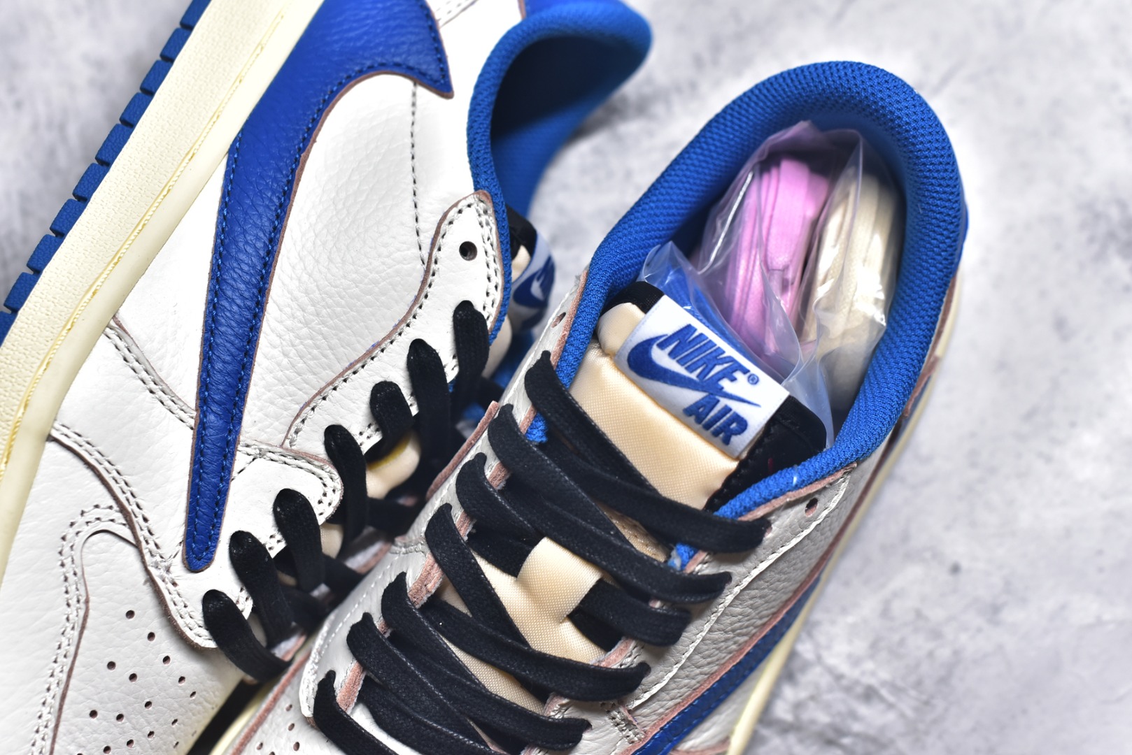 图片[9]-#Travis Scott x Air Jordan AJ1 Low OG SP TS联名倒钩低帮 白蓝 DM7866-104 外贸高端零售特供批次 产品品控稳定性领先行业 各方面均可对飙L版 良心定价不杀猪 原厂全套原楦原纸板冲刀磨具开发 原厂皮料加持 原厂港宝加持定型后跟R度完美 同源原厂电绣 鬼脸飞翼针数密度立体效果一致 百分百一致原鞋 原厂拉帮工艺 针距密度一致 后跟弧度收口自然不对折 极致一眼正品既视感 进口玻璃冲刀皮料裁剪零毛边 全鞋电脑针车工艺 品控清洁度最高QC检验标准 免检产品 原厂订购鞋盒、鞋标、防尘纸、鞋撑、鞋带 追求极致的原厂味道 尺码：36 36.5 37.5 38 38.5 39 40 40.5 41 42 42.5 43 44 44.5 45 46 47.5 48.5-选品中心